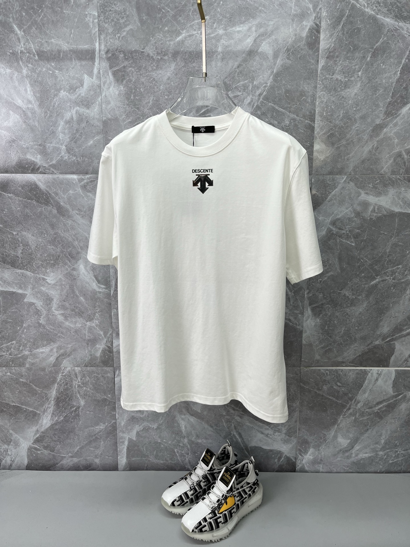 NO:952208,DESCENTE Desante's latest 2026ss spring and summer short-sleeved T-shirt is now available!  !  2026 new T-shirt, high-version special fabric, high weight pure cotton mercerized fabric, comfortable yet wide upper body, embroidery technology, digital printing, flocking technology, same style for men and women, loose version, fine workmanship, comfortable fabric upper body, super handsome upper body, same style for men and women, M-3XL,, T-shirt, tees, t-shirt,19860909DESCENTE迪桑特 2026ss春夏最新款短袖T恤出货啦！！ 2026新款T恤 高版本专用面料 高克重纯棉丝光面料 上身舒适不失挺阔 刺绣工艺、数字印花、植绒工艺,男女同款 宽松版型 做工走线精细 面料上身舒适 超帅上身 男女同款M-3XL,,T-shirt,tees，t-shirt,,Men's clothing