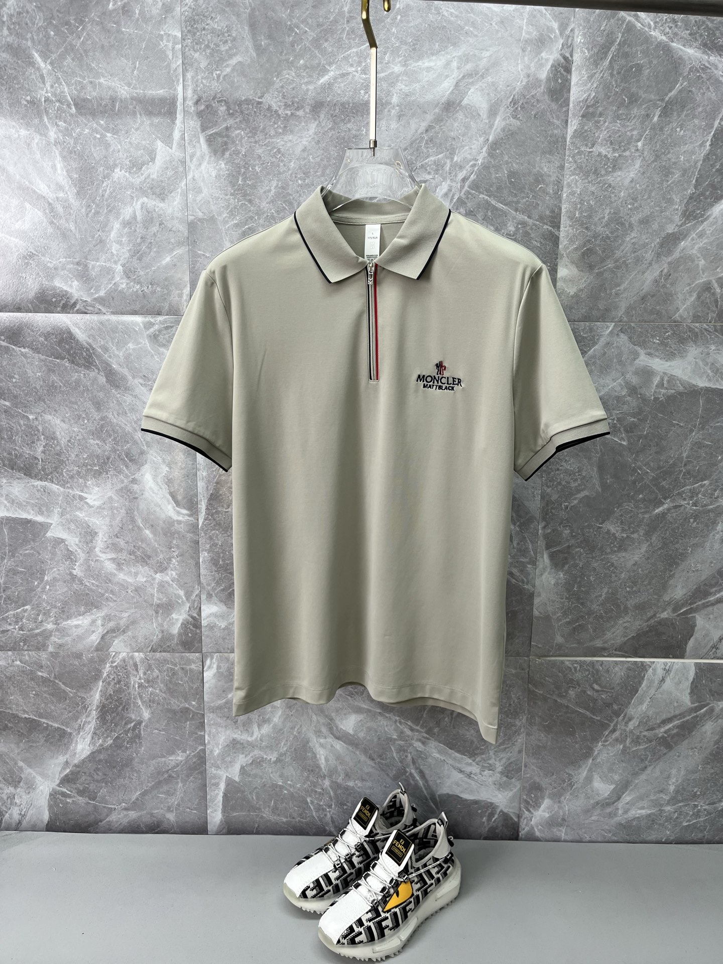 NO:838995,MONCLER Men's 2026 spring and summer new short-sleeved lapel polo shirt, men's elegant and stylish first choice in autumn and winter, long-sleeved lapel high-end simple series of polo shirts that can be worn all year round!  The upper body is crisp and stylish, and it doesn’t look out of place when worn alone!  Size M-3XL, next day shipping, Moncler, T-shirt,19860909MONCLER蒙口 男款2026春夏新款短袖翻领Polo衫,男人秋冬季优雅高大尚首选单品长袖翻领,可以穿一整年的polo衫高端简约系列 ！上身挺括有型,单穿内搭毫无违和感！码数Ｍ-3XL,隔天出货,,Moncler,T-shirt,,Men's clothing