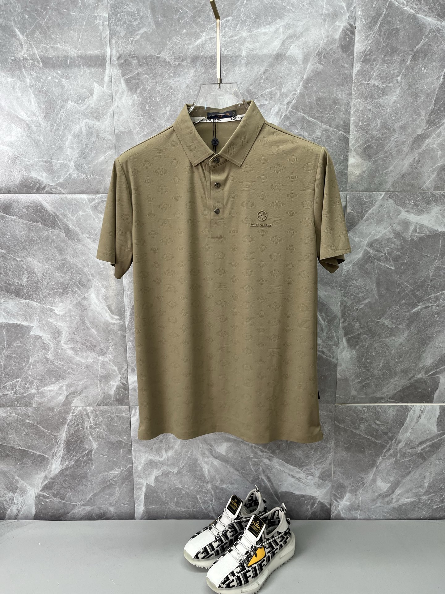 NO:839005,LV Louis Vuitton men's 2026 spring and summer new short-sleeved lapel polo shirt, men's elegant and stylish first choice in autumn and winter, long-sleeved lapel, high-end simple series of polo shirts that can be worn all year round!  The upper body is crisp and stylish, and it doesn’t look out of place when worn alone!  Size M-3XL, next day shipping, louis vuitton, louis vuitton, T-shirt,19860909LV路易威登 男款2026春夏新款短袖翻领Polo衫,男人秋冬季优雅高大尚首选单品长袖翻领,可以穿一整年的polo衫高端简约系列 ！上身挺括有型,单穿内搭毫无违和感！码数Ｍ-3XL,隔天出货,,louis vuitton,louis vuitton,T-shirt,,Men's clothing