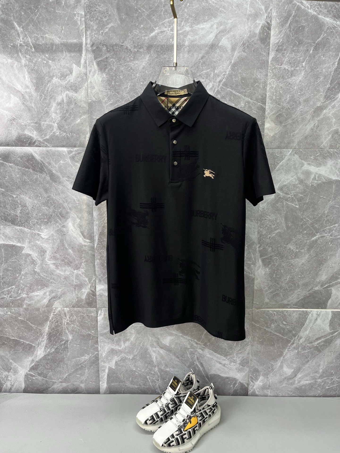 NO:839010,BURBERRY men's 2026 spring and summer new short-sleeved lapel polo shirt, men's elegant and stylish first choice in autumn and winter, long-sleeved lapel, high-end simple series of polo shirts that can be worn all year round!  The upper body is crisp and stylish, and it doesn’t look out of place when worn alone!  Size M-3XL, next day shipping, burberry, burberry, T-shirt,19860909BURBERRY巴宝莉 男款2026春夏新款短袖翻领Polo衫,男人秋冬季优雅高大尚首选单品长袖翻领,可以穿一整年的polo衫高端简约系列 ！上身挺括有型,单穿内搭毫无违和感！码数Ｍ-3XL,隔天出货,,burberry,burberry,T-shirt,,Men's clothing