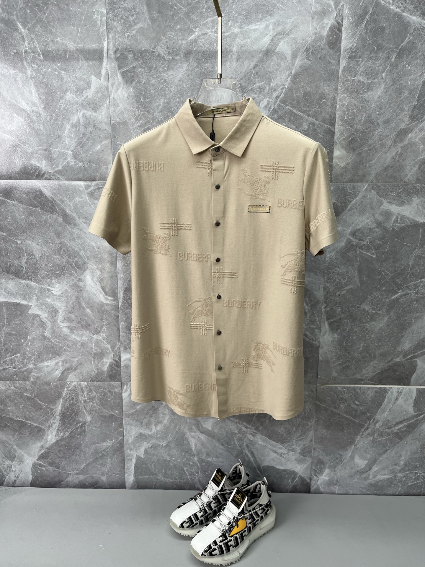 NO:839035,BURBERRY Men's 2026 Spring and Summer New Short-Sleeved Lapel Polo Shirt, Men's elegant and stylish first-choice short-sleeved lapel shirt in autumn and winter, a high-end simple series of polo shirts that can be worn all year round!  The upper body is crisp and stylish, and it doesn’t look out of place when worn alone!  Size M-3XL, next day shipping, burberry, burberry, shirts, T-shirt,19860909BURBERRY巴宝莉 男款2026春夏新款短袖翻领Polo衫衬衫,男人秋冬季优雅高大尚首选单品短袖翻领衬衫,可以穿一整年的polo衫高端简约系列 ！上身挺括有型,单穿内搭毫无违和感！码数Ｍ-3XL,隔天出货,,burberry,burberry,shirts,T-shirt,,Men's clothing
