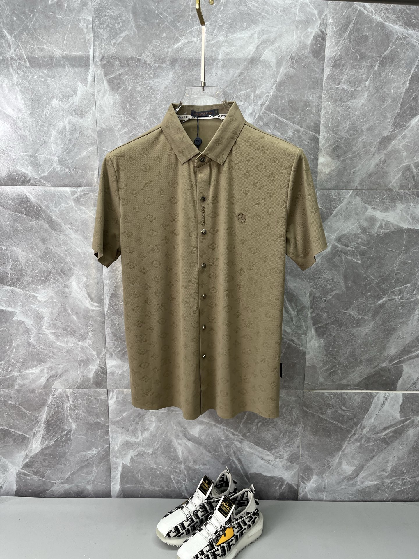 NO:839039,LV Louis Vuitton Men's 2026 Spring and Summer New Short-Sleeved Lapel Polo Shirt, Men's elegant and stylish first-choice short-sleeved lapel shirt in autumn and winter, a high-end simple series of polo shirts that can be worn all year round!  The upper body is crisp and stylish, and it doesn’t look out of place when worn alone!  Size M-3XL, next day shipping, louis vuitton, louis vuitton, shirts, T-shirt,19860909LV路易威登 男款2026春夏新款短袖翻领Polo衫衬衫,男人秋冬季优雅高大尚首选单品短袖翻领衬衫,可以穿一整年的polo衫高端简约系列 ！上身挺括有型,单穿内搭毫无违和感！码数Ｍ-3XL,隔天出货,,louis vuitton,louis vuitton,shirts,T-shirt,,Men's clothing