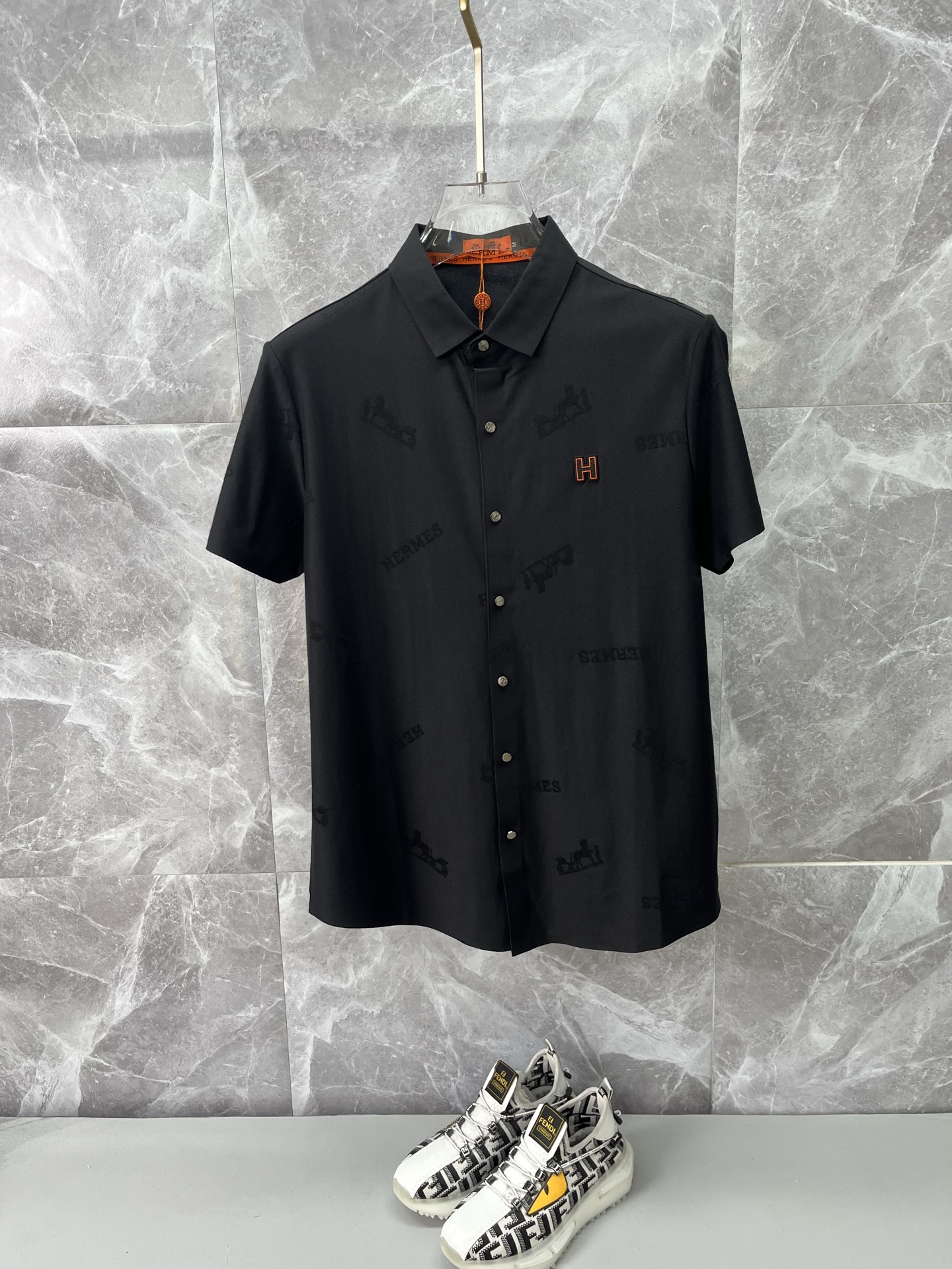 NO:839044,HERMES Men's 2026 Spring and Summer New Short-Sleeved Lapel Polo Shirt, Men's elegant and stylish first-choice short-sleeved lapel shirt in autumn and winter, a high-end simple series of polo shirts that can be worn all year round!  The upper body is crisp and stylish, and it doesn’t look out of place when worn alone!  Size M-3XL, next day shipping, hermes, hermes, shirts, T-shirt,19860909HERMES爱马仕 男款2026春夏新款短袖翻领Polo衫衬衫,男人秋冬季优雅高大尚首选单品短袖翻领衬衫,可以穿一整年的polo衫高端简约系列 ！上身挺括有型,单穿内搭毫无违和感！码数Ｍ-3XL,隔天出货,,hermes,hermes,shirts,T-shirt,,Men's clothing