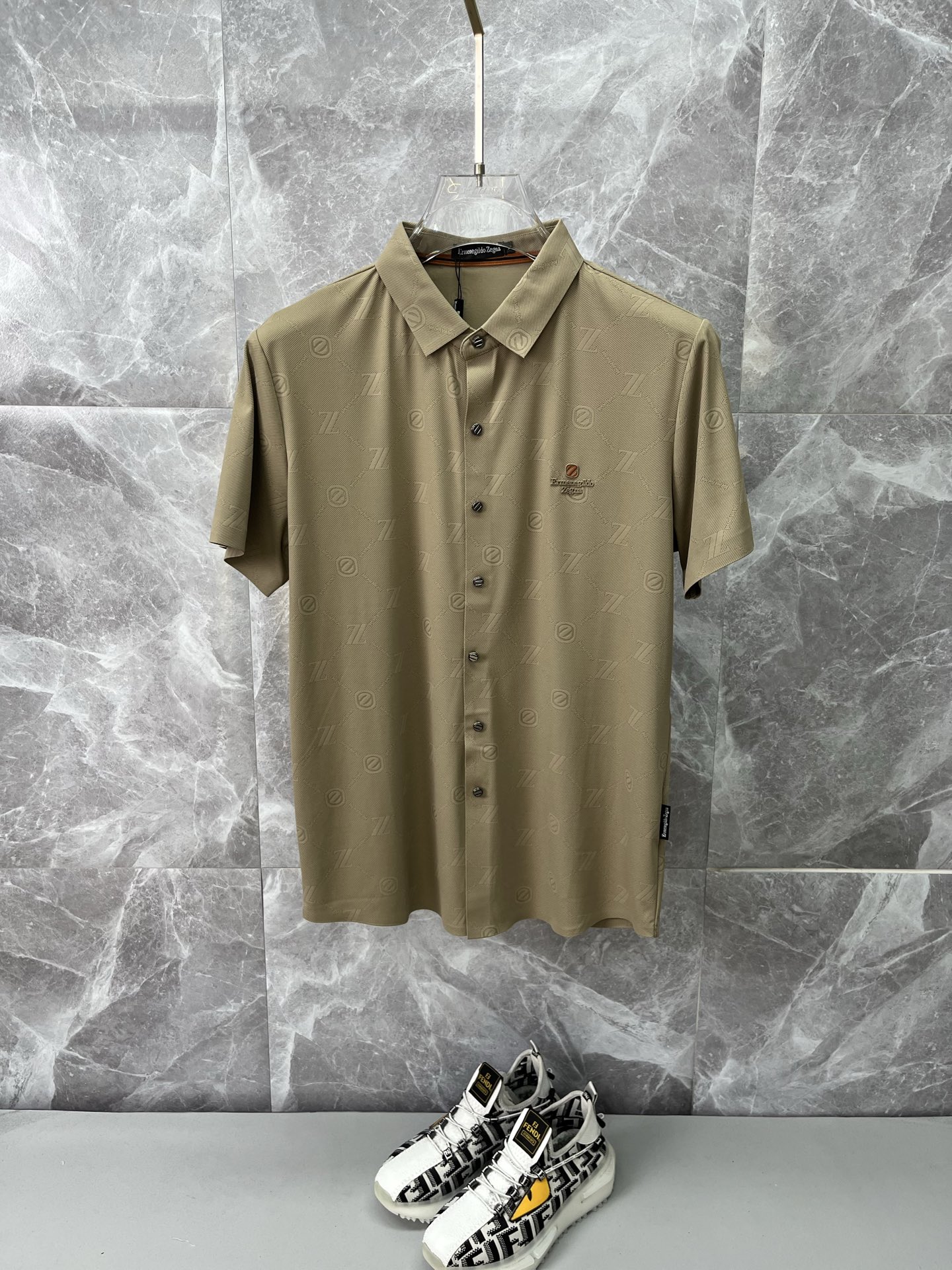 NO:839049,ZEGNA men's 2026 spring and summer new short-sleeved lapel polo shirts, men's elegant and stylish first-choice short-sleeved lapel shirts in autumn and winter, a high-end simple series of polo shirts that can be worn all year round!  The upper body is crisp and stylish, and it doesn’t look out of place when worn alone!  Size M-3XL, next day shipping,,zegna,shirts,T-shirt,19860909ZEGNA杰尼亚 男款2026春夏新款短袖翻领Polo衫衬衫,男人秋冬季优雅高大尚首选单品短袖翻领衬衫,可以穿一整年的polo衫高端简约系列 ！上身挺括有型,单穿内搭毫无违和感！码数Ｍ-3XL,隔天出货,,zegna,shirts,T-shirt,,Men's clothing