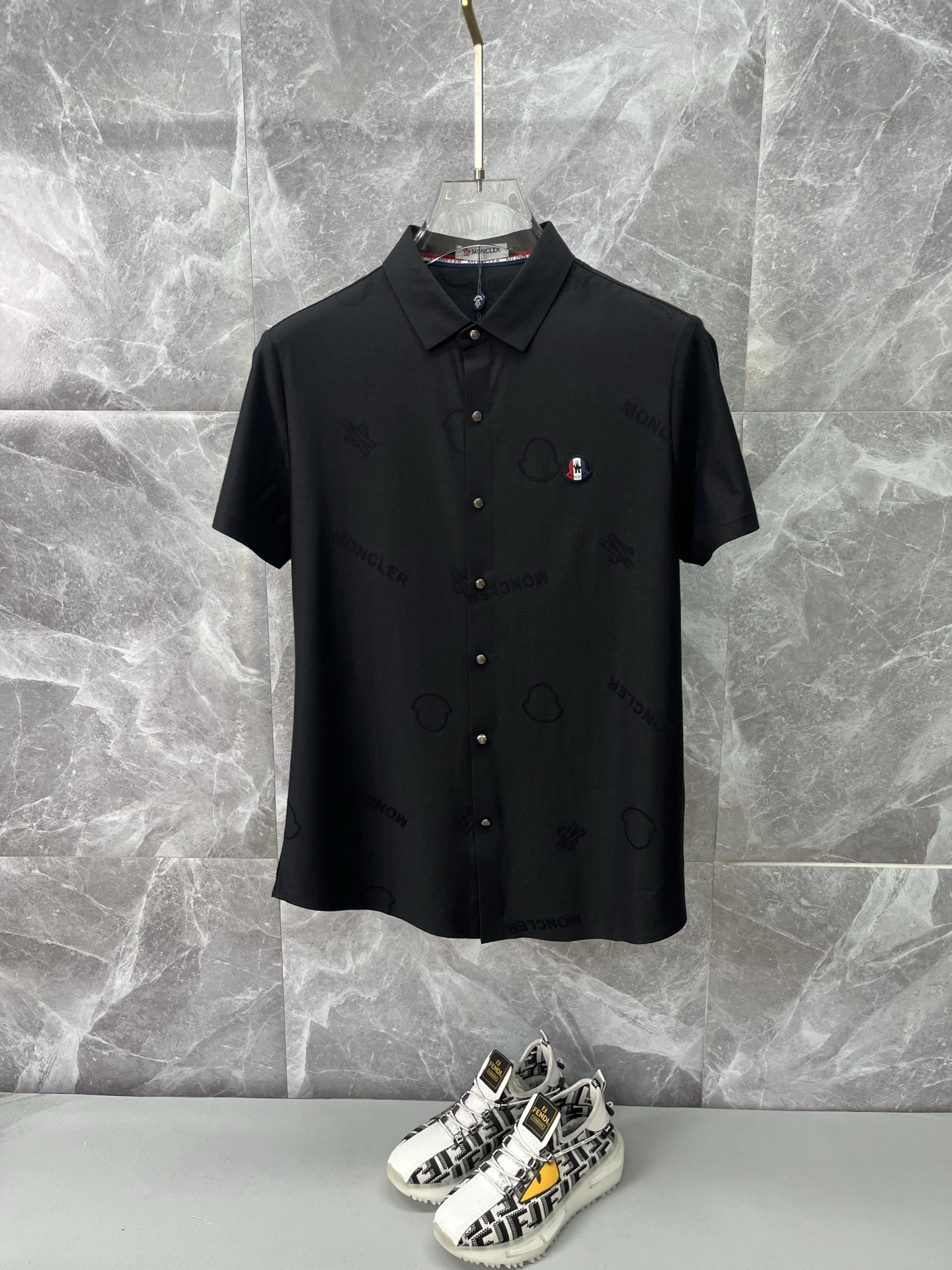 NO:839054,MONCLER Men's 2026 spring and summer new short-sleeved lapel polo shirt, men's elegant and stylish first-choice short-sleeved lapel shirt in autumn and winter, a high-end simple series of polo shirts that can be worn all year round!  The upper body is crisp and stylish, and it doesn’t look out of place when worn alone!  Size M-3XL, next day shipping, Moncler, shirts, T-shirt,19860909MONCLER蒙口 男款2026春夏新款短袖翻领Polo衫衬衫,男人秋冬季优雅高大尚首选单品短袖翻领衬衫,可以穿一整年的polo衫高端简约系列 ！上身挺括有型,单穿内搭毫无违和感！码数Ｍ-3XL,隔天出货,,Moncler,shirts,T-shirt,,Men's clothing
