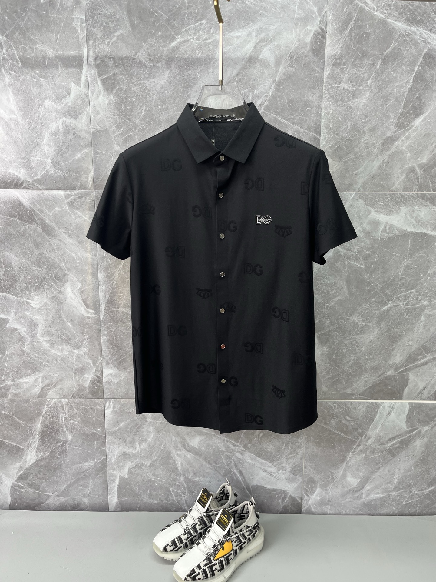 NO:839025,DG Dolce & Gabbana men's 2026 spring and summer new short-sleeved lapel polo shirt, men's elegant and stylish first choice in autumn and winter, long-sleeved lapel, a high-end simple series of polo shirts that can be worn all year round!  The upper body is crisp and stylish, and it doesn’t look out of place when worn alone!  Size M-3XL, next day shipping, Dolce&Gabbana, T-shirt,19860909DG杜嘉班纳 男款2026春夏新款短袖翻领Polo衫,男人秋冬季优雅高大尚首选单品长袖翻领,可以穿一整年的polo衫高端简约系列 ！上身挺括有型,单穿内搭毫无违和感！码数Ｍ-3XL,隔天出货,,Dolce&Gabbana,T-shirt,,Men's clothing