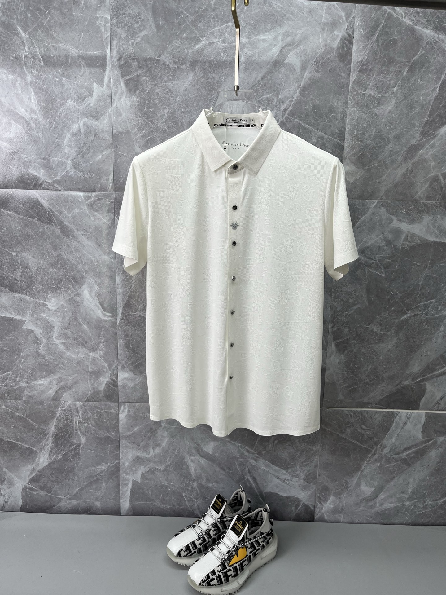 NO:839059,DIOR Dior men's 2026 spring and summer new short-sleeved lapel polo shirt, men's elegant and stylish first choice in autumn and winter short-sleeved lapel shirt, a high-end simple series of polo shirts that can be worn all year round!  The upper body is crisp and stylish, and it doesn’t look out of place when worn alone!  Size M-3XL, next day shipping, dior, dior, shirts, T-shirt,19860909DIOR迪奥 男款2026春夏新款短袖翻领Polo衫衬衫,男人秋冬季优雅高大尚首选单品短袖翻领衬衫,可以穿一整年的polo衫高端简约系列 ！上身挺括有型,单穿内搭毫无违和感！码数Ｍ-3XL,隔天出货,,dior,dior,shirts,T-shirt,,Men's clothing
