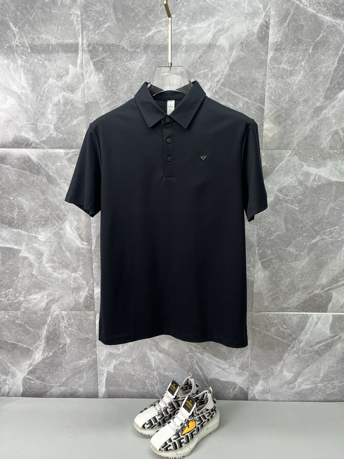 NO:839030,PRADA Men's 2026 spring and summer new short-sleeved lapel polo shirt, men's elegant and stylish first choice in autumn and winter long-sleeved lapel, high-end simple series of polo shirts that can be worn all year round!  The upper body is crisp and stylish, and it doesn’t look out of place when worn alone!  Size M-3XL, next day shipping, prada, prada, T-shirt,19860909PRADA普拉达 男款2026春夏新款短袖翻领Polo衫,男人秋冬季优雅高大尚首选单品长袖翻领,可以穿一整年的polo衫高端简约系列 ！上身挺括有型,单穿内搭毫无违和感！码数Ｍ-3XL,隔天出货,,prada,prada,T-shirt,,Men's clothing