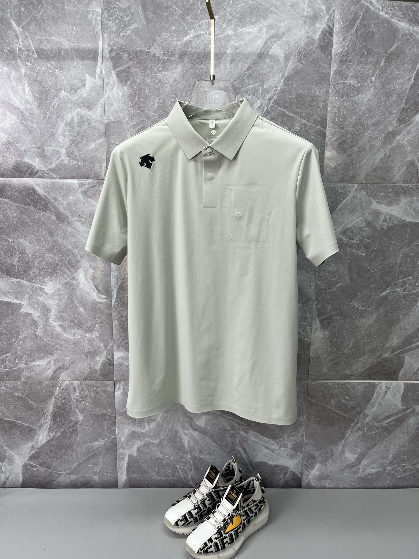 NO:838990,DESCENTE men's 2026 spring and summer new short-sleeved lapel polo shirt, men's elegant and stylish first choice in autumn and winter long-sleeved lapel, high-end simple series of polo shirts that can be worn all year round!  The upper body is crisp and stylish, and it doesn’t look out of place when worn alone!  Size M-3XL, next day shipping, T-shirt,19860909DESCENTE迪桑特 男款2026春夏新款短袖翻领Polo衫,男人秋冬季优雅高大尚首选单品长袖翻领,可以穿一整年的polo衫高端简约系列 ！上身挺括有型,单穿内搭毫无违和感！码数Ｍ-3XL,隔天出货,,T-shirt,,Men's clothing