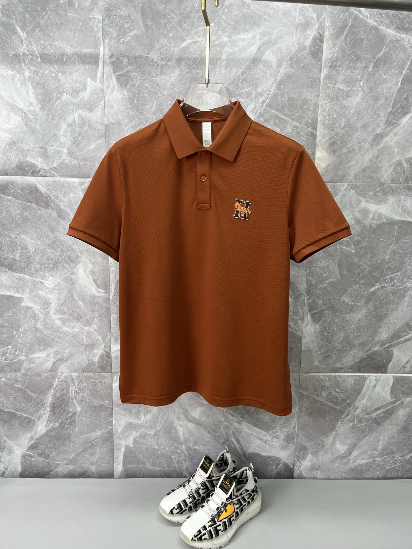 NO:839034,HERMES men's 2026 spring and summer new short-sleeved lapel polo shirt, men's elegant and stylish first choice in autumn and winter long-sleeved lapel, high-end simple series of polo shirts that can be worn all year round!  The upper body is crisp and stylish, and it doesn’t look out of place when worn alone!  Size M-3XL, next day shipping, hermes, hermes, T-shirt,19860909HERMES爱马仕 男款2026春夏新款短袖翻领Polo衫,男人秋冬季优雅高大尚首选单品长袖翻领,可以穿一整年的polo衫高端简约系列 ！上身挺括有型,单穿内搭毫无违和感！码数Ｍ-3XL,隔天出货,,hermes,hermes,T-shirt,,Men's clothing