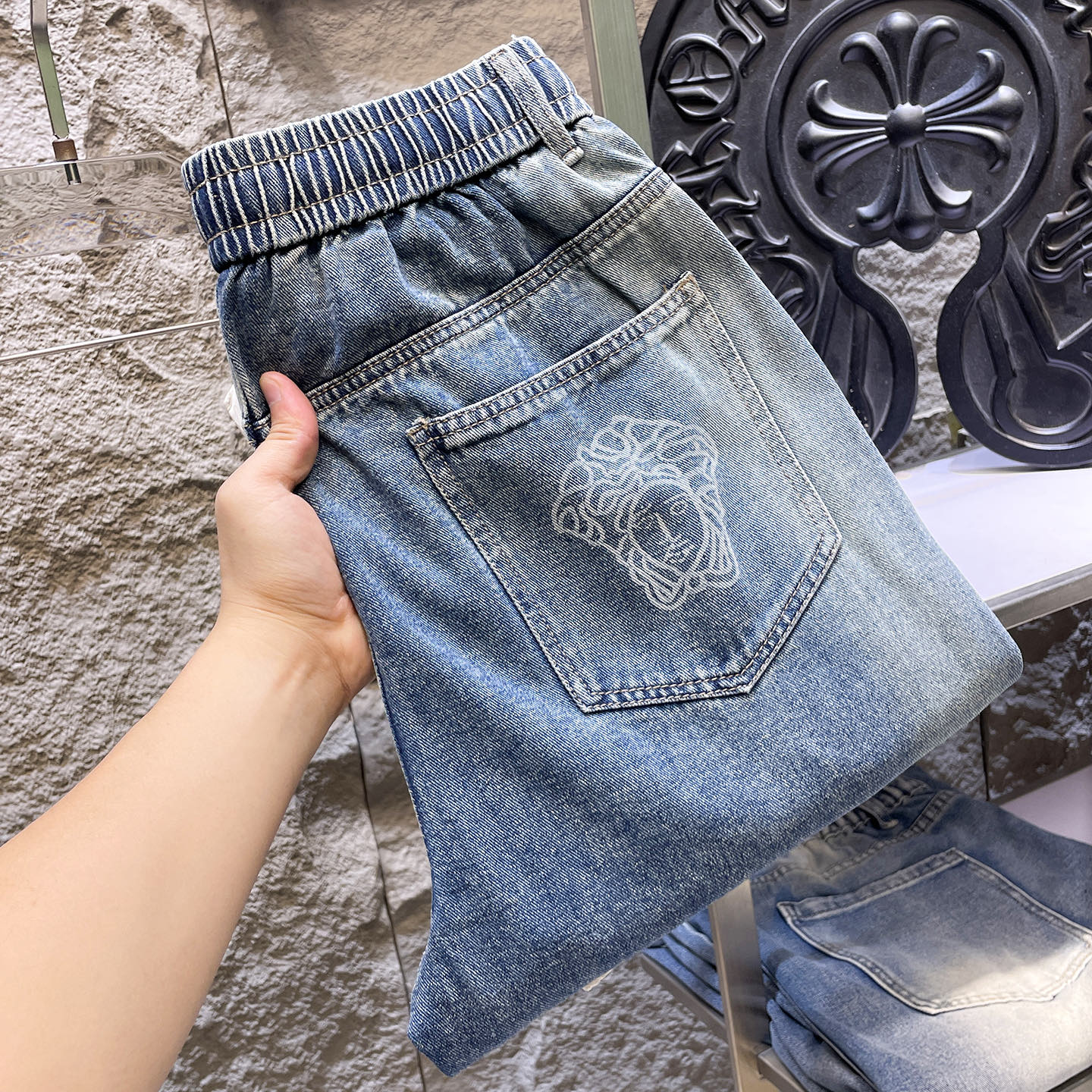 NO:907240,VERSACE Versace 2026 new men's jeans. The fabric has good elasticity. Exclusively available on the official website. Fashionable and elegant. Heavy craftsmanship design. Using original color yeast washing process. Selected imported heavy denim denim fabric. Equipped with counter hardware decoration. Genuine leather label. Exquisite stitching. Big brand style. Worth owning. Size M-3XL, shipped next day,,versace,versace,jeans,19860909VERSACE范思哲 2026新品男士牛仔裤 面料弹性好.独家发售 官网同步 时尚优雅 重工艺设计.采用原色酵母水洗工艺 精选进口重磅丹宁牛仔面料 配专柜五金装饰 真皮皮牌 精致车线 大牌风范 值得拥有.码数M-3XL,隔天出货,,versace,versace,jeans,,Men's clothing