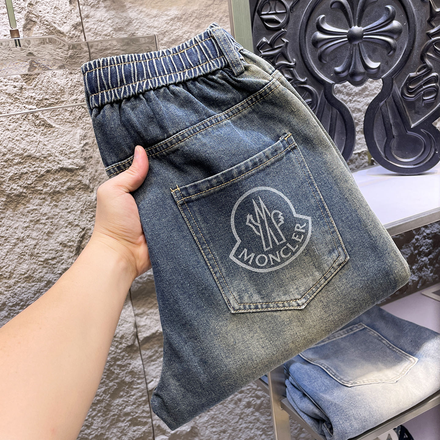 NO:907236,MONCLER 2026 new men's jeans with good elasticity. Exclusively available on the official website. Fashionable and elegant. Heavy craftsmanship design. Using original color yeast washing process. Selected imported heavy denim denim fabric. Equipped with counter hardware decoration. Genuine leather label. Exquisite stitching. Big brand style. Worth owning. Size M-3XL, shipped next day, Moncler, jeans,19860909MONCLER蒙口 2026新品男士牛仔裤 面料弹性好.独家发售 官网同步 时尚优雅 重工艺设计.采用原色酵母水洗工艺 精选进口重磅丹宁牛仔面料 配专柜五金装饰 真皮皮牌 精致车线 大牌风范 值得拥有.码数M-3XL,隔天出货,,Moncler,jeans,,Men's clothing