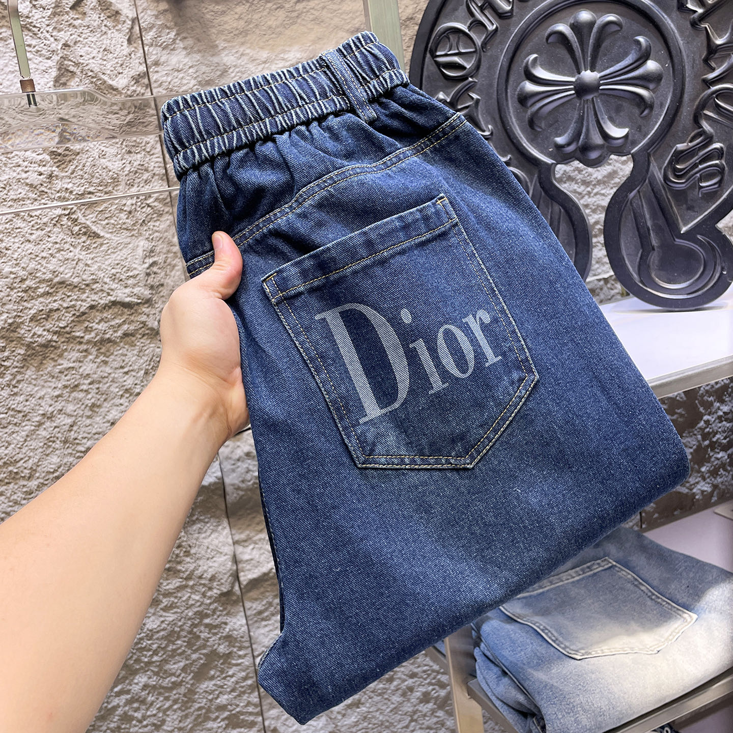 NO:907228,DIOR Dior's 2026 new men's jeans are made of good elasticity. Exclusively available on the official website. Fashionable and elegant. Heavy craftsmanship design. Using original color yeast washing process. Selected imported heavy denim denim fabric. Equipped with counter hardware decoration. Genuine leather label. Exquisite stitching. Big brand style. Worth owning. Size M-3XL, shipped next day, dior, dior, jeans,19860909DIOR迪奥 2026新品男士牛仔裤 面料弹性好.独家发售 官网同步 时尚优雅 重工艺设计.采用原色酵母水洗工艺 精选进口重磅丹宁牛仔面料 配专柜五金装饰 真皮皮牌 精致车线 大牌风范 值得拥有.码数M-3XL,隔天出货,,dior,dior,jeans,,Men's clothing