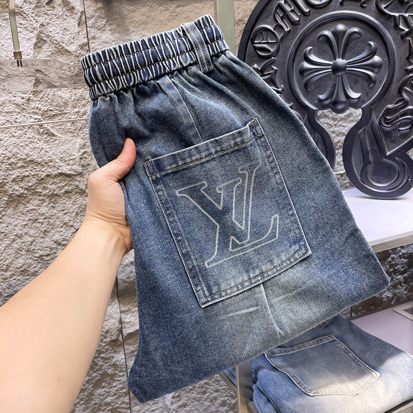 NO:907220,LV Louis Vuitton's 2026 new men's jeans have good fabric elasticity. Exclusively available on the official website. Fashionable and elegant. Heavy craftsmanship design. Using original color yeast washing process. Selected imported heavy denim denim fabric. Equipped with counter hardware decoration. Genuine leather label. Exquisite stitching. Big brand style. Worth owning. Size M-3XL, shipped next day,,louis vuitton,louis vuitton,jeans,19860909LV路易威登 2026新品男士牛仔裤 面料弹性好.独家发售 官网同步 时尚优雅 重工艺设计.采用原色酵母水洗工艺 精选进口重磅丹宁牛仔面料 配专柜五金装饰 真皮皮牌 精致车线 大牌风范 值得拥有.码数M-3XL,隔天出货,,louis vuitton,louis vuitton,jeans,,Men's clothing