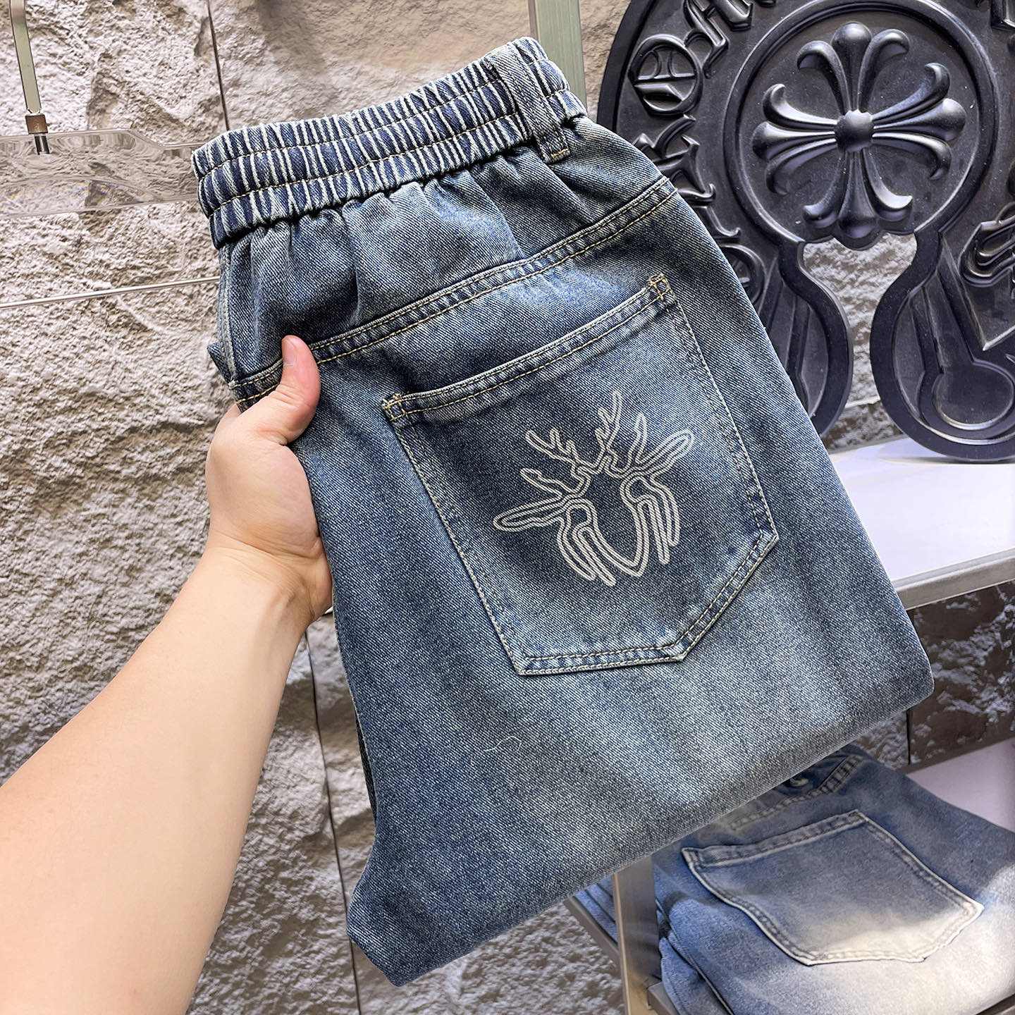 NO:932555,DIOR Dior's 2026 new men's jeans have good elasticity. Exclusively available on the official website. Fashionable and elegant. Designed with heavy craftsmanship. Using original color yeast washing process. Selected imported heavyweight denim denim fabric. Equipped with counter hardware decoration. Genuine leather label. Exquisite stitching. Big brand style. Worth owning. Size M-3XL, shipped next day, dior, dior, jeans,19860909DIOR迪奥 2026新品男士牛仔裤 面料弹性好.独家发售 官网同步 时尚优雅 重工艺设计.采用原色酵母水洗工艺 精选进口重磅丹宁牛仔面料 配专柜五金装饰 真皮皮牌 精致车线 大牌风范 值得拥有.码数M-3XL,隔天出货,,dior,dior,jeans,,Men's clothing