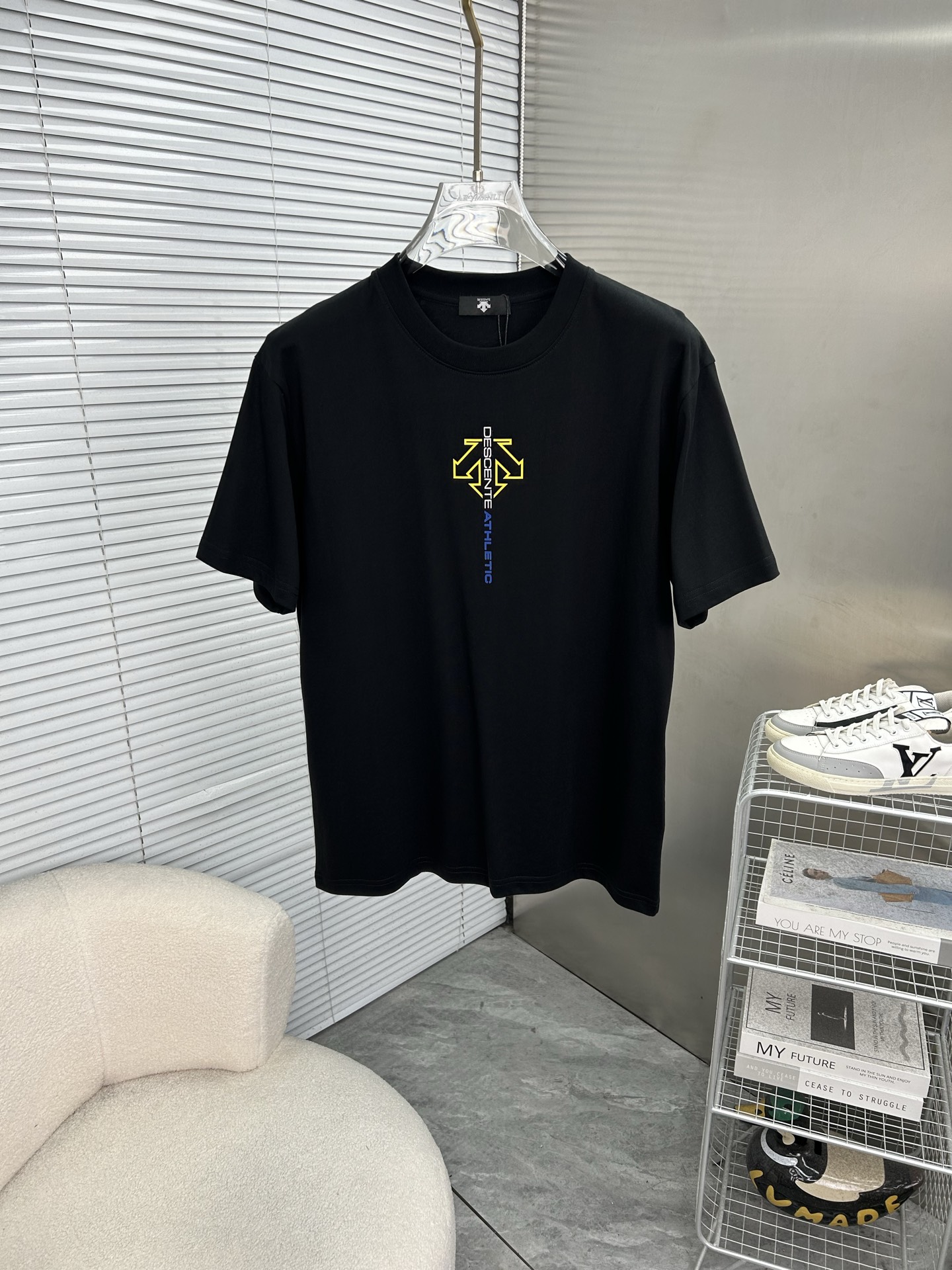 NO:835917,DESCENTE is a new trendy brand T-shirt. It is the same style for men and women and is highly recognizable and made of high-quality cotton. It is soft and skin-friendly, comfortable and breathable, and has a loose fit. It is OK for daily or street style!  The embroidery craftsmanship is exquisite and the details are perfect. It looks great with jeans and casual pants, and can easily create a fashion sense. Color: black, white, European size XS-L (175/140 pounds recommended S), jeans, tees, t-shirt,19860909DESCENTE迪桑特 新款潮牌T恤.男女同款辨识度超高高品质棉料,柔软亲肤,穿着舒适透气,宽松版型,日常或街头风都很OK！刺绣工艺精致,细节满分,随便搭牛仔裤、休闲裤都很出彩,轻松打造时尚感颜色黑色.白色.欧码XS-L（175/140斤建议S）,,jeans,tees，t-shirt,,Men's clothing