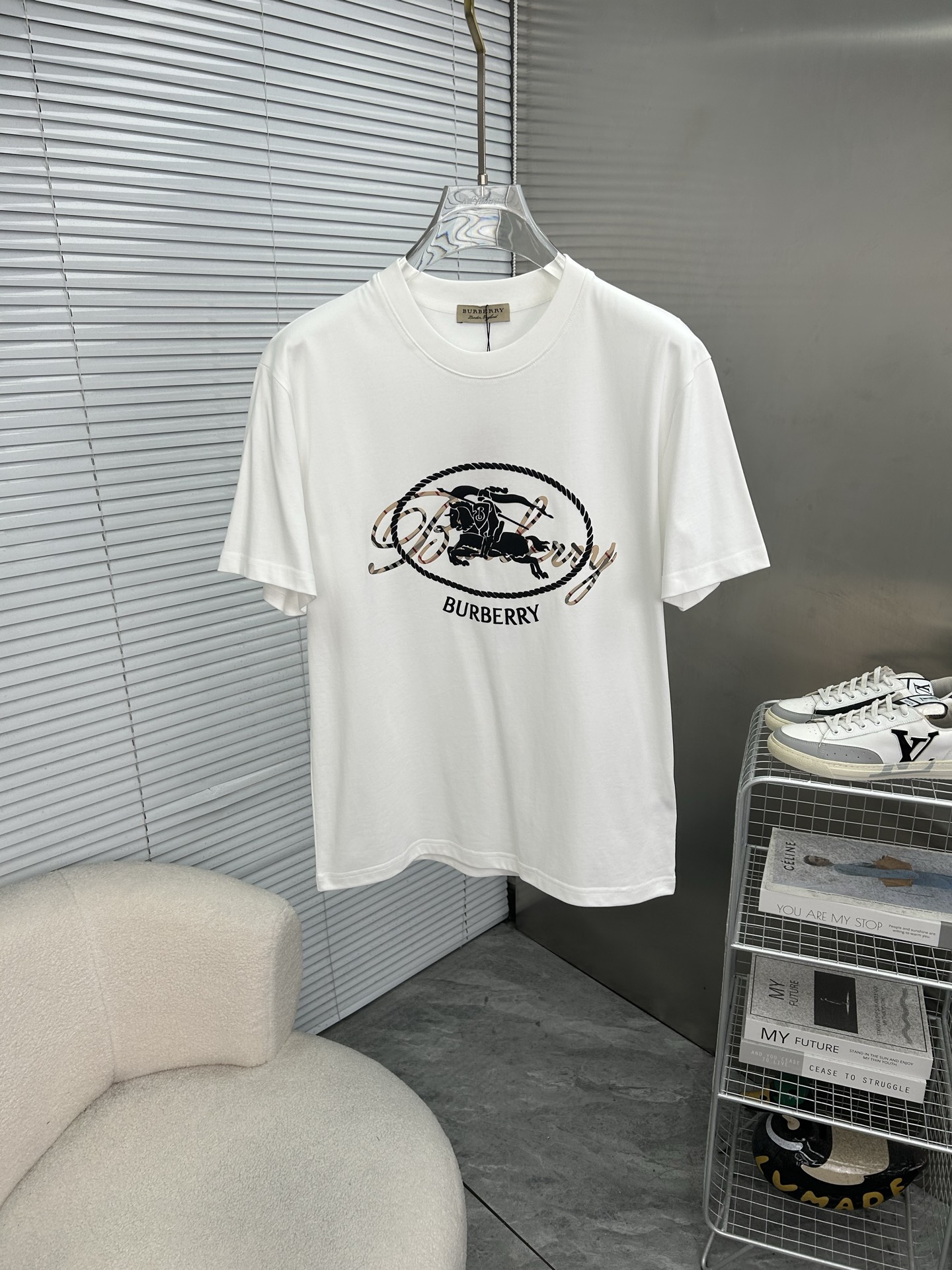 NO:835920,BURBERRY's new trendy brand T-shirt. The same style for men and women, highly recognizable and made of high-quality cotton. It is soft and skin-friendly, comfortable and breathable, and has a loose fit. It is OK for daily or street style!  The embroidery workmanship is exquisite, and the details are perfect. It looks great with jeans and casual pants, and can easily create a fashion sense. Color: black, white, European size19860909BURBERRY巴宝莉 新款潮牌T恤.男女同款辨识度超高高品质棉料,柔软亲肤,穿着舒适透气,宽松版型,日常或街头风都很OK！刺绣工艺精致,细节满分,随便搭牛仔裤、休闲裤都很出彩,轻松打造时尚感颜色黑色.白色.欧码XS-L（175/140斤建议S）,,burberry,burberry,jeans,tees，t-shirt,,Men's clothing