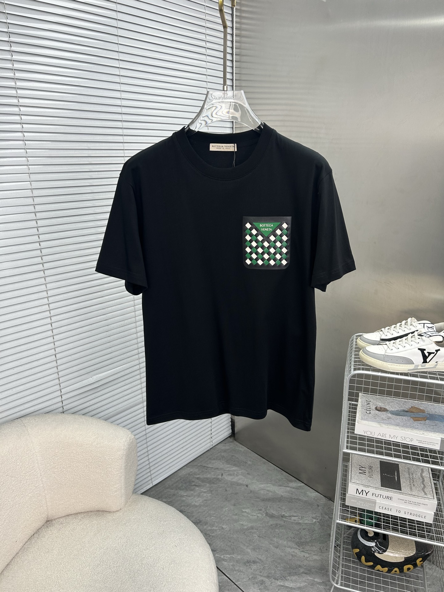 NO:835923,BV Bottega Veneta's new trendy brand T-shirt. The same style for men and women, highly recognizable and made of high-quality cotton. It is soft and skin-friendly, comfortable and breathable, and has a loose fit. It is OK for daily or street style!  The embroidery craftsmanship is exquisite and the details are perfect. It looks great with jeans and casual pants. It can easily create a fashion sense. Color: black, white, European size XS-L (175/140 pounds recommended S),,bottega veneta,jeans,tees,t-shirt19860909BV宝缇嘉 新款潮牌T恤.男女同款辨识度超高高品质棉料,柔软亲肤,穿着舒适透气,宽松版型,日常或街头风都很OK！刺绣工艺精致,细节满分,随便搭牛仔裤、休闲裤都很出彩,轻松打造时尚感颜色黑色.白色.欧码XS-L（175/140斤建议S）,,bottega veneta,jeans,tees，t-shirt,,Men's clothing