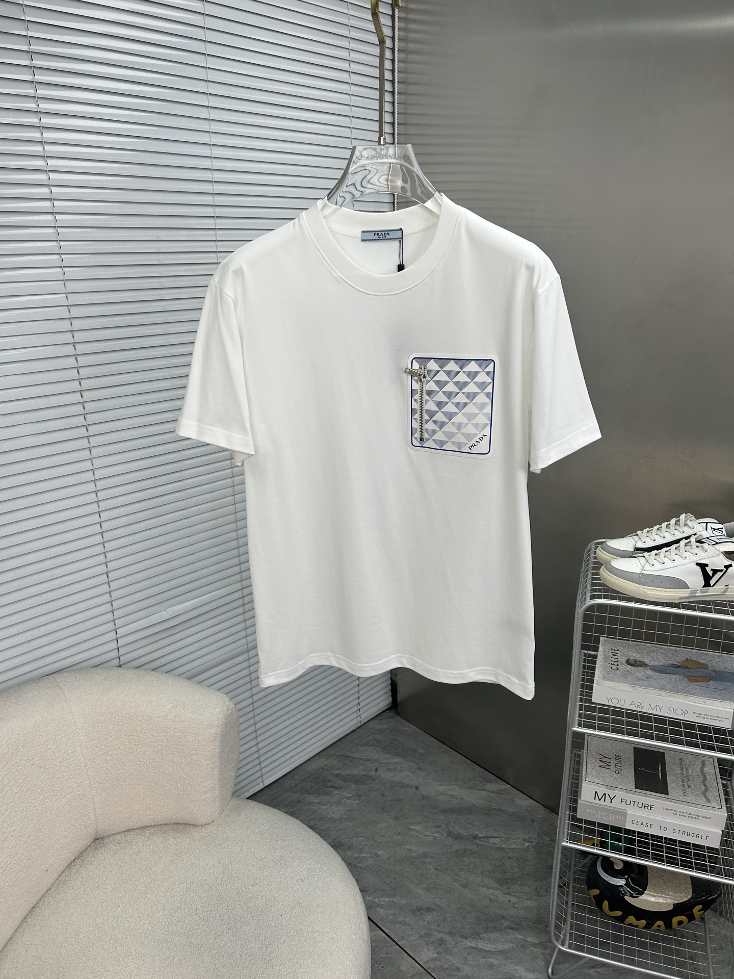 NO:835926,PRADA's new trendy brand T-shirt. The same style for men and women, highly recognizable and made of high-quality cotton. It is soft and skin-friendly, comfortable and breathable, and has a loose fit. It is OK for daily or street style!  The embroidery craftsmanship is exquisite and the details are perfect. It looks great with jeans and casual pants. It can easily create a fashion sense. Color: black, white, European size XS-L (175/140 pounds recommended S), prada, prada, jeans, tees, t-shirt19860909PRADA普拉达 新款潮牌T恤.男女同款辨识度超高高品质棉料,柔软亲肤,穿着舒适透气,宽松版型,日常或街头风都很OK！刺绣工艺精致,细节满分,随便搭牛仔裤、休闲裤都很出彩,轻松打造时尚感颜色黑色.白色.欧码XS-L（175/140斤建议S）,,prada,prada,jeans,tees，t-shirt,,Men's clothing