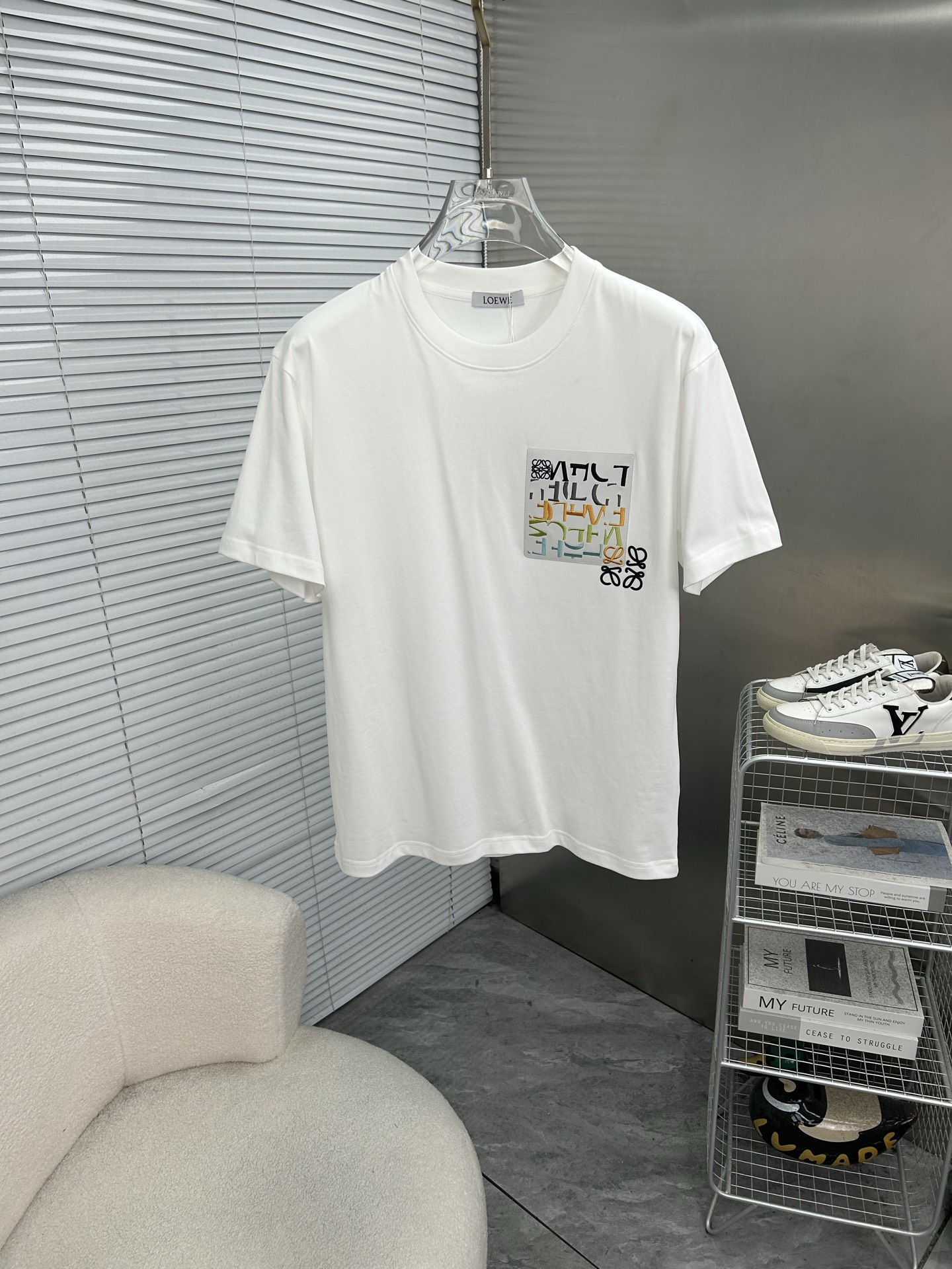 NO:835928,LOEWE's new trendy brand T-shirt. The same style for men and women, highly recognizable and high-quality cotton. It is soft and skin-friendly, comfortable and breathable, and has a loose fit. It is OK for daily or street style!  The embroidery craftsmanship is exquisite and the details are perfect. It looks great with jeans and casual pants, and can easily create a fashion sense. Color: black, white, European size19860909LOEWE罗意威 新款潮牌T恤.男女同款辨识度超高高品质棉料,柔软亲肤,穿着舒适透气,宽松版型,日常或街头风都很OK！刺绣工艺精致,细节满分,随便搭牛仔裤、休闲裤都很出彩,轻松打造时尚感颜色黑色.白色.欧码XS-L（175/140斤建议S）,,loewe,loewe,jeans,tees，t-shirt,,Men's clothing