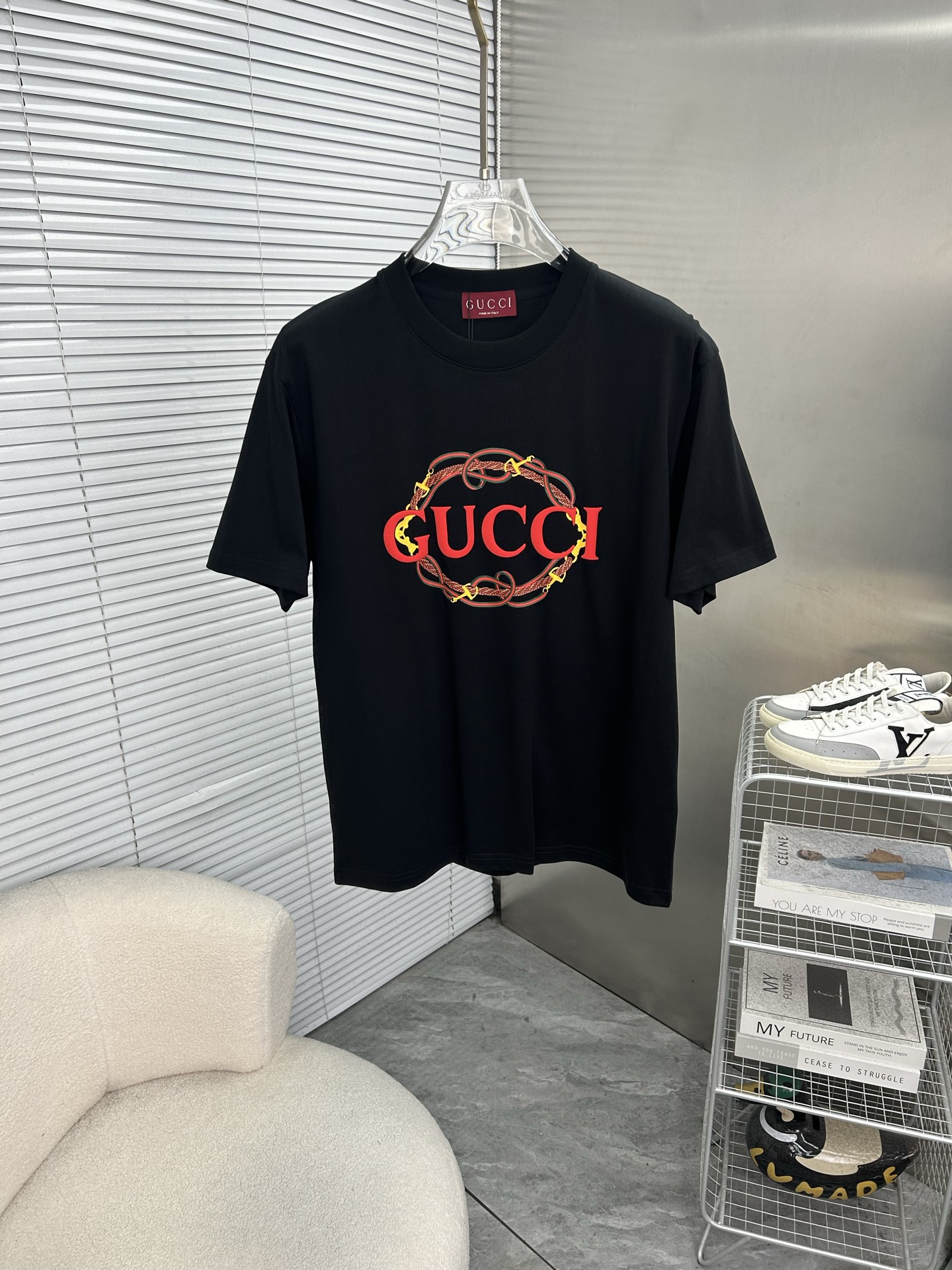 NO:835930,GUCCI Gucci's new trendy brand T-shirt. The same style for men and women, highly recognizable and high-quality cotton material, soft and skin-friendly, comfortable and breathable, loose fit, perfect for daily or street style!  The embroidery workmanship is exquisite, and the details are perfect. It looks great with jeans and casual pants, and can easily create a fashion sense. Color: black, white, European size XS-L (175/140 pounds recommended S), gucci, jeans, tees, t-shirt,19860909GUCCI古奇 新款潮牌T恤.男女同款辨识度超高高品质棉料,柔软亲肤,穿着舒适透气,宽松版型,日常或街头风都很OK！刺绣工艺精致,细节满分,随便搭牛仔裤、休闲裤都很出彩,轻松打造时尚感颜色黑色.白色.欧码XS-L（175/140斤建议S）,,gucci,jeans,tees，t-shirt,,Men's clothing