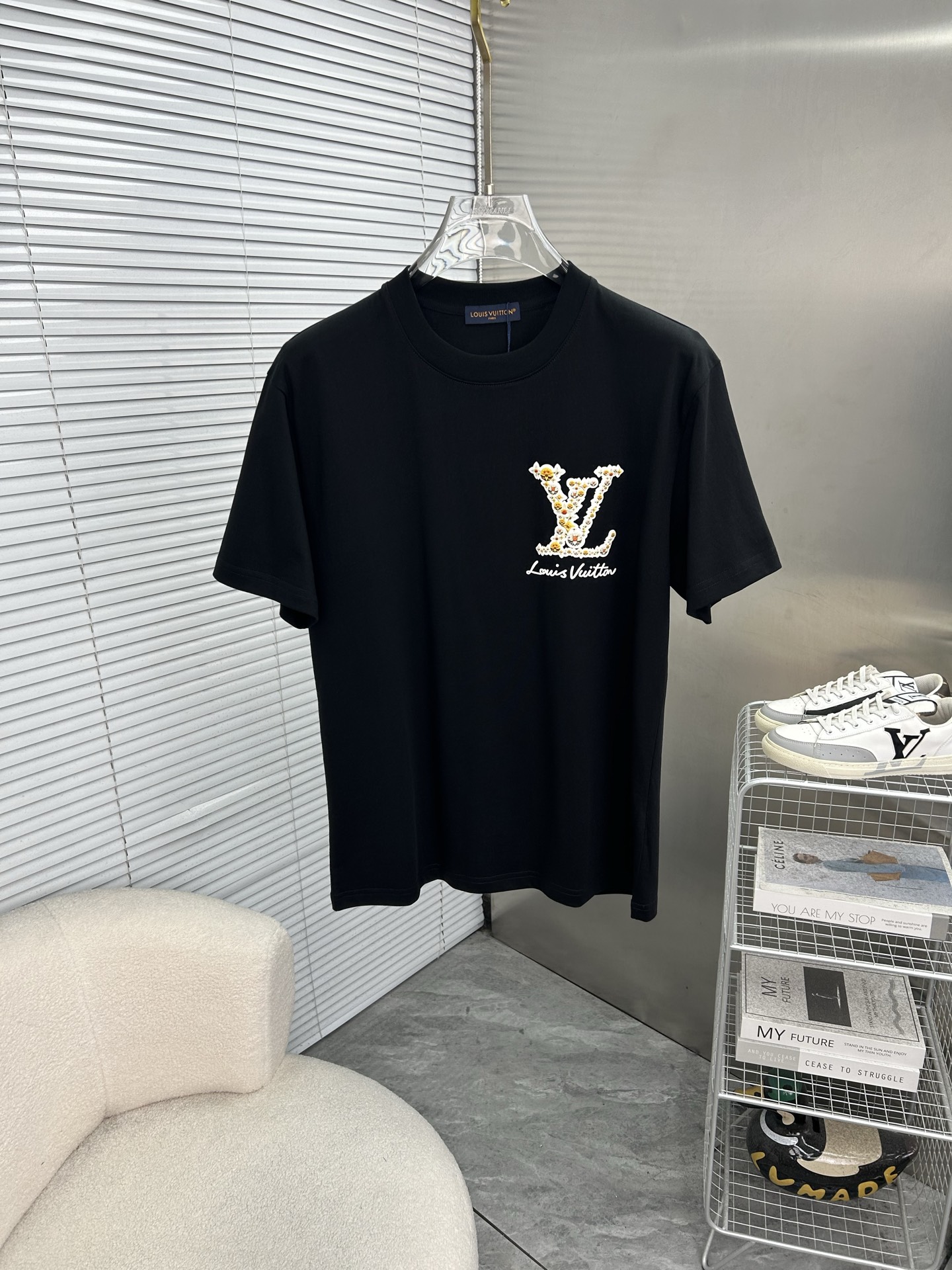 NO:835932,LV Louis Vuitton's new trendy brand T-shirt. The same style for men and women, highly recognizable and made of high-quality cotton. It is soft and skin-friendly, comfortable and breathable, and has a loose fit. It is OK for daily or street style!  The embroidery craftsmanship is exquisite and the details are perfect. It looks great with jeans and casual pants, and can easily create a fashion sense. Color: black, white, European size19860909LV路易威登 新款潮牌T恤.男女同款辨识度超高高品质棉料,柔软亲肤,穿着舒适透气,宽松版型,日常或街头风都很OK！刺绣工艺精致,细节满分,随便搭牛仔裤、休闲裤都很出彩,轻松打造时尚感颜色黑色.白色.欧码XS-L（175/140斤建议S）,,louis vuitton,louis vuitton,jeans,tees，t-shirt,,Men's clothing