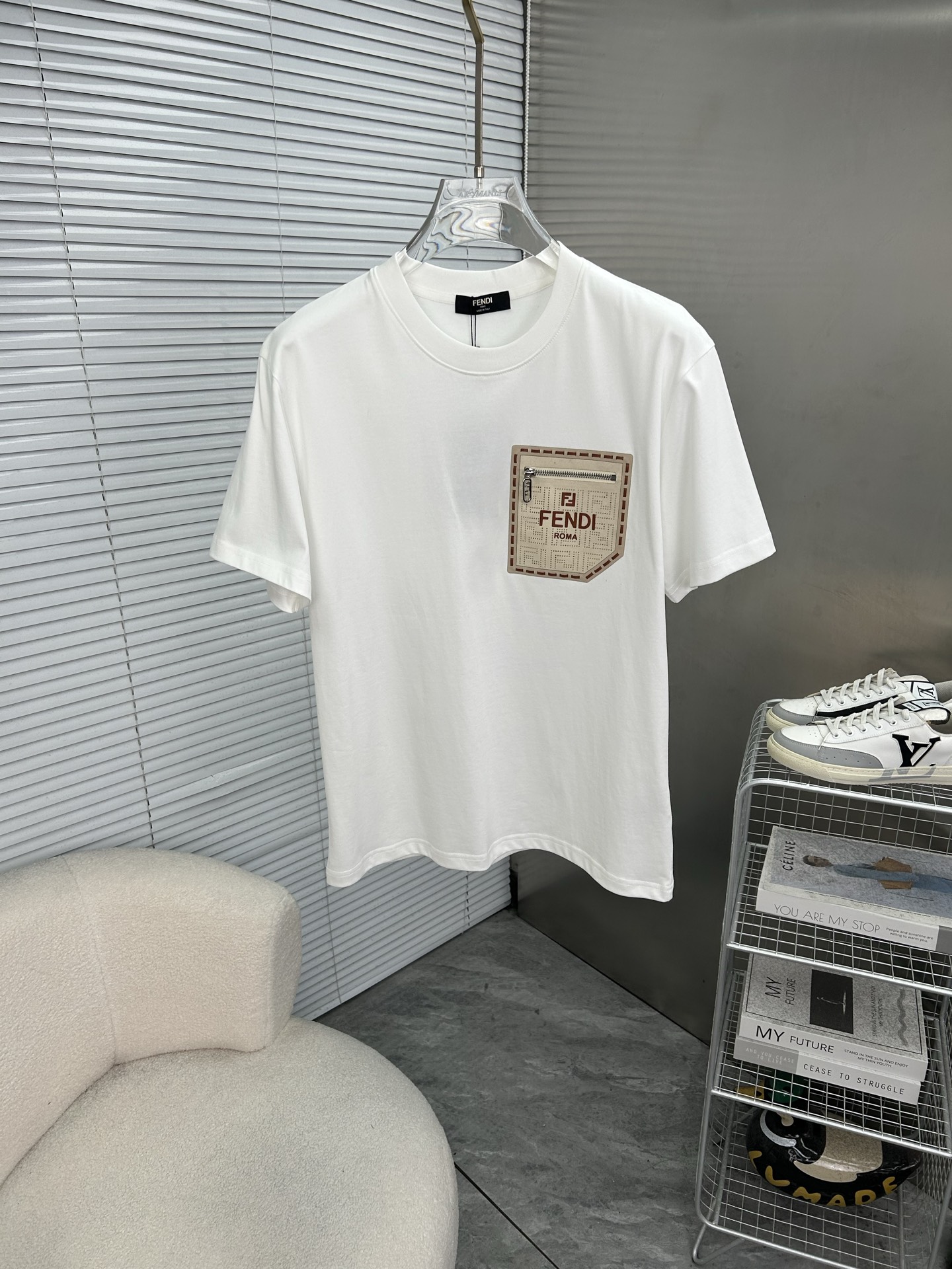 NO:835934,FENDI Fendi's new trendy brand T-shirt. The same style for men and women, highly recognizable and high-quality cotton, soft and skin-friendly, comfortable and breathable, loose fit, perfect for daily or street style!  The embroidery craftsmanship is exquisite and the details are perfect. It looks great with jeans and casual pants, and can easily create a fashion sense. Color: black, white, European size XS-L (175/140 pounds recommended S), fendi, fendi, jeans, tees, t-shirt,19860909FENDI芬迪 新款潮牌T恤.男女同款辨识度超高高品质棉料,柔软亲肤,穿着舒适透气,宽松版型,日常或街头风都很OK！刺绣工艺精致,细节满分,随便搭牛仔裤、休闲裤都很出彩,轻松打造时尚感颜色黑色.白色.欧码XS-L（175/140斤建议S）,,fendi,fendi,jeans,tees，t-shirt,,Men's clothing