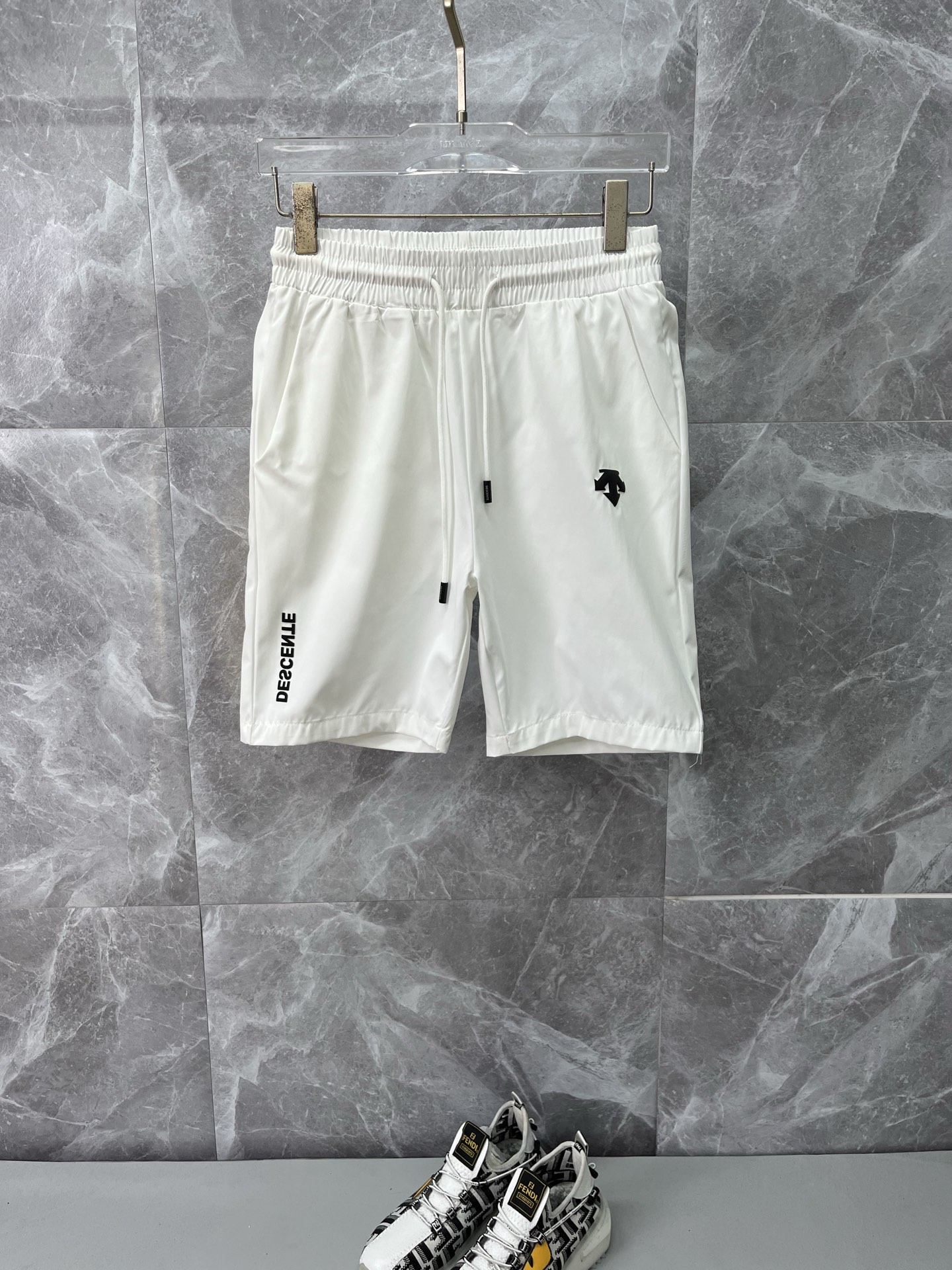 NO:837362,DESCENTE's new style is coming, 2026 spring and summer new casual pants and shorts, imported high-density customized quick-drying fabrics, comfortable, soft and skin-friendly, straight and not easy to wrinkle, simple and clear, super versatile upper body effect, super fashionable and versatile, straight and stylish, a wardrobe must-have!  Suitable for any occasion, sizes M-3XL, shorts,19860909DESCENTE迪桑特 新款来袭 2026春夏新款休闲裤短裤,进口高密度定制速干面料,舒适柔软亲肤,笔挺不易起皱,简单明了,超级百搭上身效果超级棒时尚百搭,笔挺有型,衣橱必备！适合任何场合穿着,码数M-3XL,,shorts,,Men's clothing
