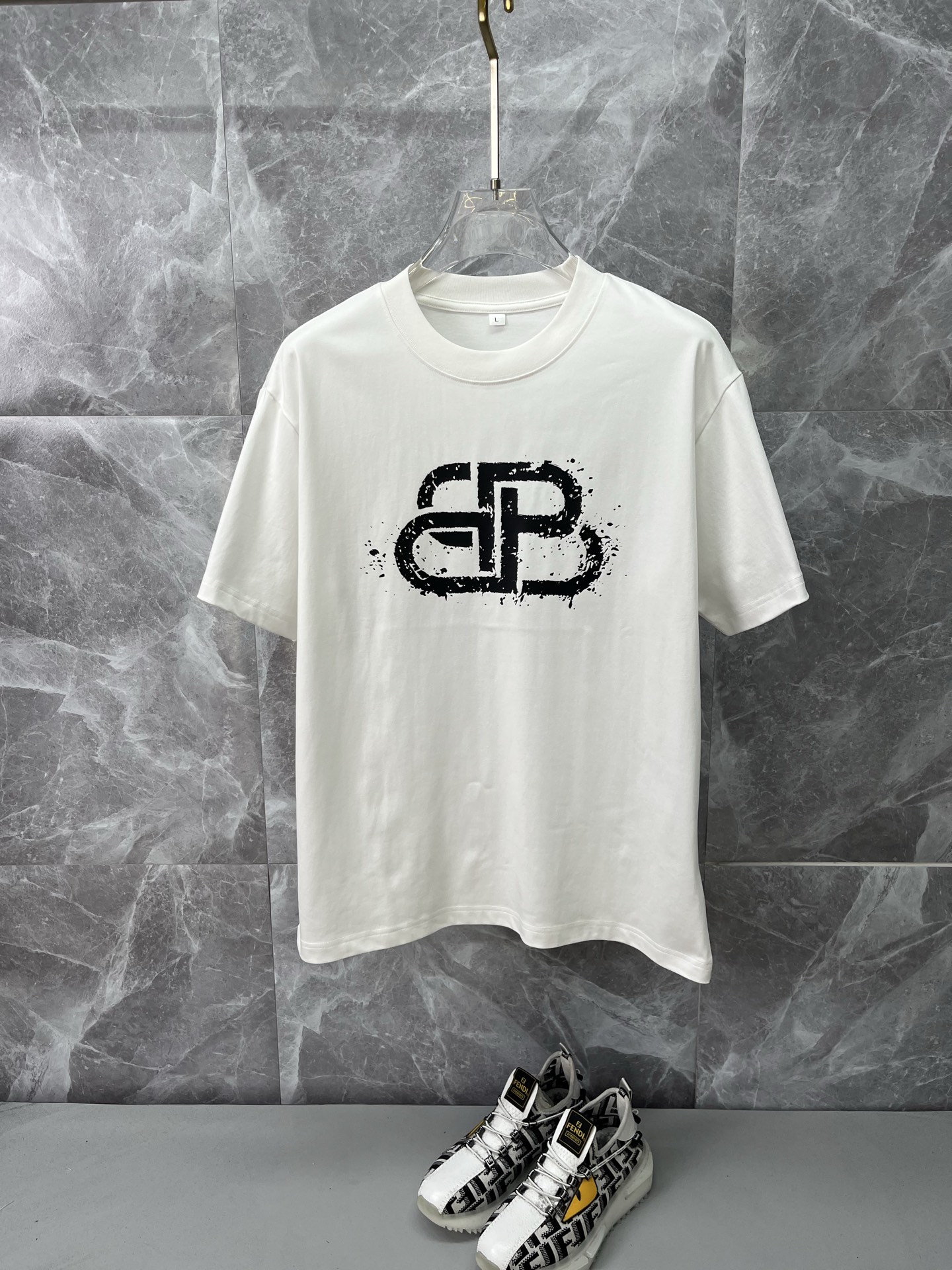 NO:837328,BALENCIAGA 2026ss spring and summer high-quality pure cotton short-sleeved T-shirt, top original order quality, the latest process requirements, top orders require sewing work, super easy to match, top customization, matching the whole piece details, the quality and tailoring design are first-class, customized imported pure cotton fabric!  Full of style, the color is light and versatile. M-4XL, please state your height and weight when placing an order, balenciaga, balenciaga, T-shirt, tees, t-shirt,19860909BALENCIAGA巴黎世家 2026ss春夏高品质纯棉短袖T恤,顶级原单品质,当下最新工艺要求,顶级订单要求车线做工,超级好搭配,顶级定制,搭配整件细节 ,品质及剪裁设计都堪称一流,定制进口纯棉面料！型格十足,配色轻熟百搭.M-4XL,下单报身高体重,,balenciaga,balenciaga,T-shirt,tees，t-shirt,,Men's clothing