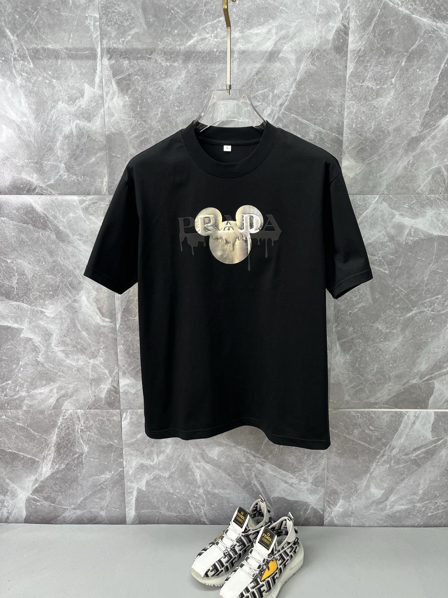 NO:837334,PRADA Prada 2026ss spring and summer high-quality pure cotton short-sleeved T-shirt, top original order quality, the latest process requirements, top orders require sewing work, super easy to match, top customization, with the whole details, the quality and tailoring design are first-class, customized imported pure cotton fabric!  Full of style, the color is light and versatile. M-4XL, please state your height and weight when placing an order, prada, prada, T-shirt, tees, t-shirt,19860909PRADA普拉达 2026ss春夏高品质纯棉短袖T恤,顶级原单品质,当下最新工艺要求,顶级订单要求车线做工,超级好搭配,顶级定制,搭配整件细节 ,品质及剪裁设计都堪称一流,定制进口纯棉面料！型格十足,配色轻熟百搭.M-4XL,下单报身高体重,,prada,prada,T-shirt,tees，t-shirt,,Men's clothing