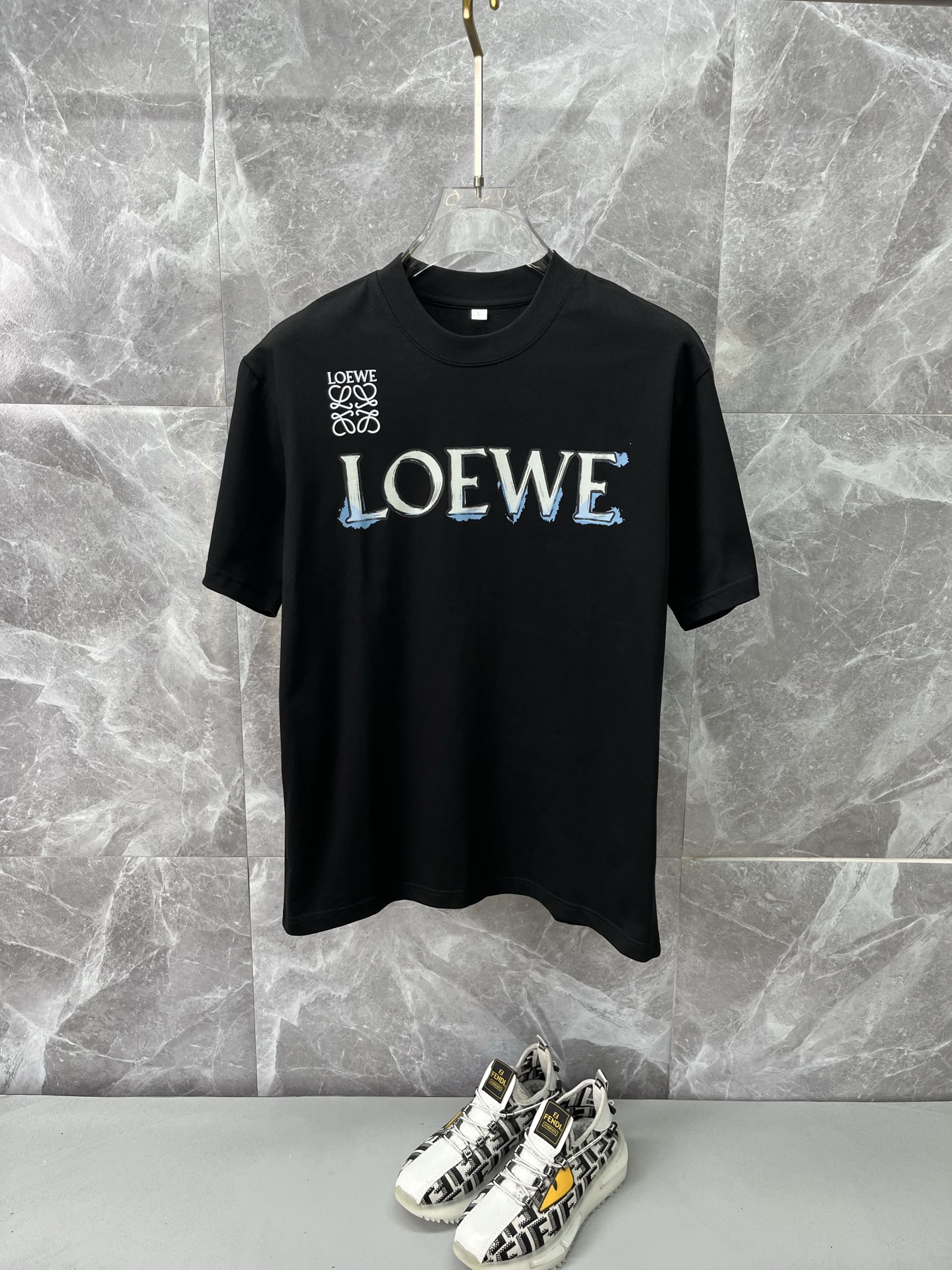 NO:837352,LOEWE Luo Yiwei 2026ss spring and summer high-quality pure cotton short-sleeved T-shirt, top original order quality, the latest process requirements, top orders require sewing work, super easy to match, top customization, with the whole details, the quality and tailoring design are first-class, customized imported pure cotton fabric!  Full of style, the color is light and versatile. M-4XL, please state your height and weight when placing an order, loewe, loewe, T-shirt, tees, t-shirt,19860909LOEWE罗意威 2026ss春夏高品质纯棉短袖T恤,顶级原单品质,当下最新工艺要求,顶级订单要求车线做工,超级好搭配,顶级定制,搭配整件细节 ,品质及剪裁设计都堪称一流,定制进口纯棉面料！型格十足,配色轻熟百搭.M-4XL,下单报身高体重,,loewe,loewe,T-shirt,tees，t-shirt,,Men's clothing