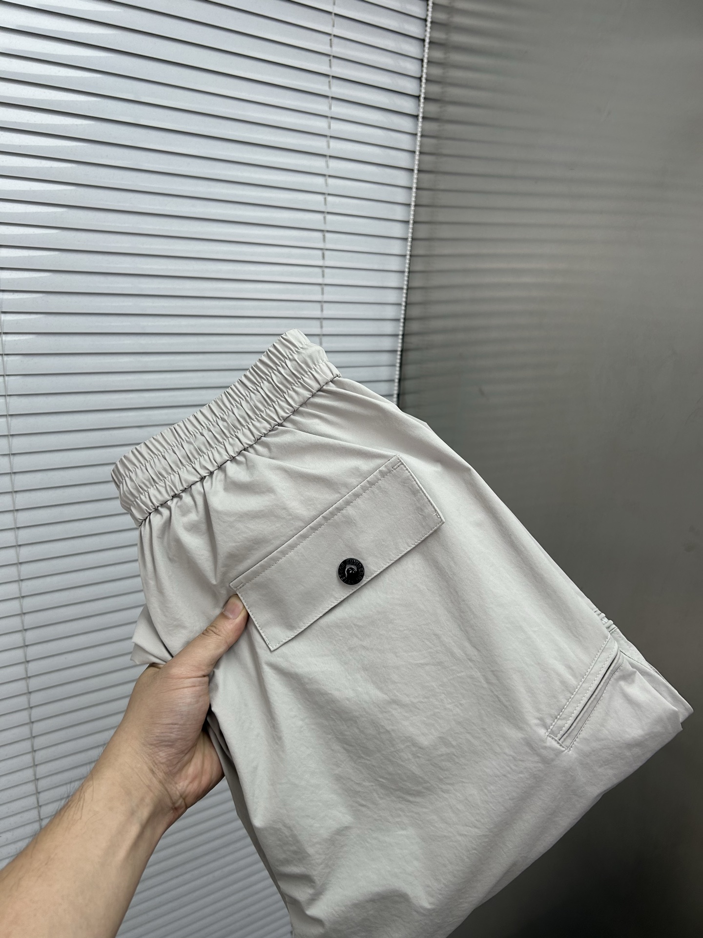 NO:847004,BURBERRY 26ss summer new men's casual workwear casual pants, American retro [three standards complete] advanced custom-made summer-specific technical breathable fabrics with high breathability and comfort, impeccable details, customized development of accessories, what you see is what you get, reflecting high quality. It feels delicate and soft!  Three-dimensional cutting, simple and fashionable, and the upper body shape is awesome!  Size M-3XL (shipped next day),,burberry,burberry,19860909BURBERRY巴宝莉 26ss夏季新款男士休闲工装休闲裤长裤 美式复古【三标齐全】高级定制夏季专用科技透气面料 透气舒适度高,细节无可挑剔,辅料定制开发,所见即所得,体现高品质.手感细腻柔软！立体裁剪,简单时尚,上身版型超赞！码数M-3XL（隔天出货）,,burberry,burberry,,Men's clothing