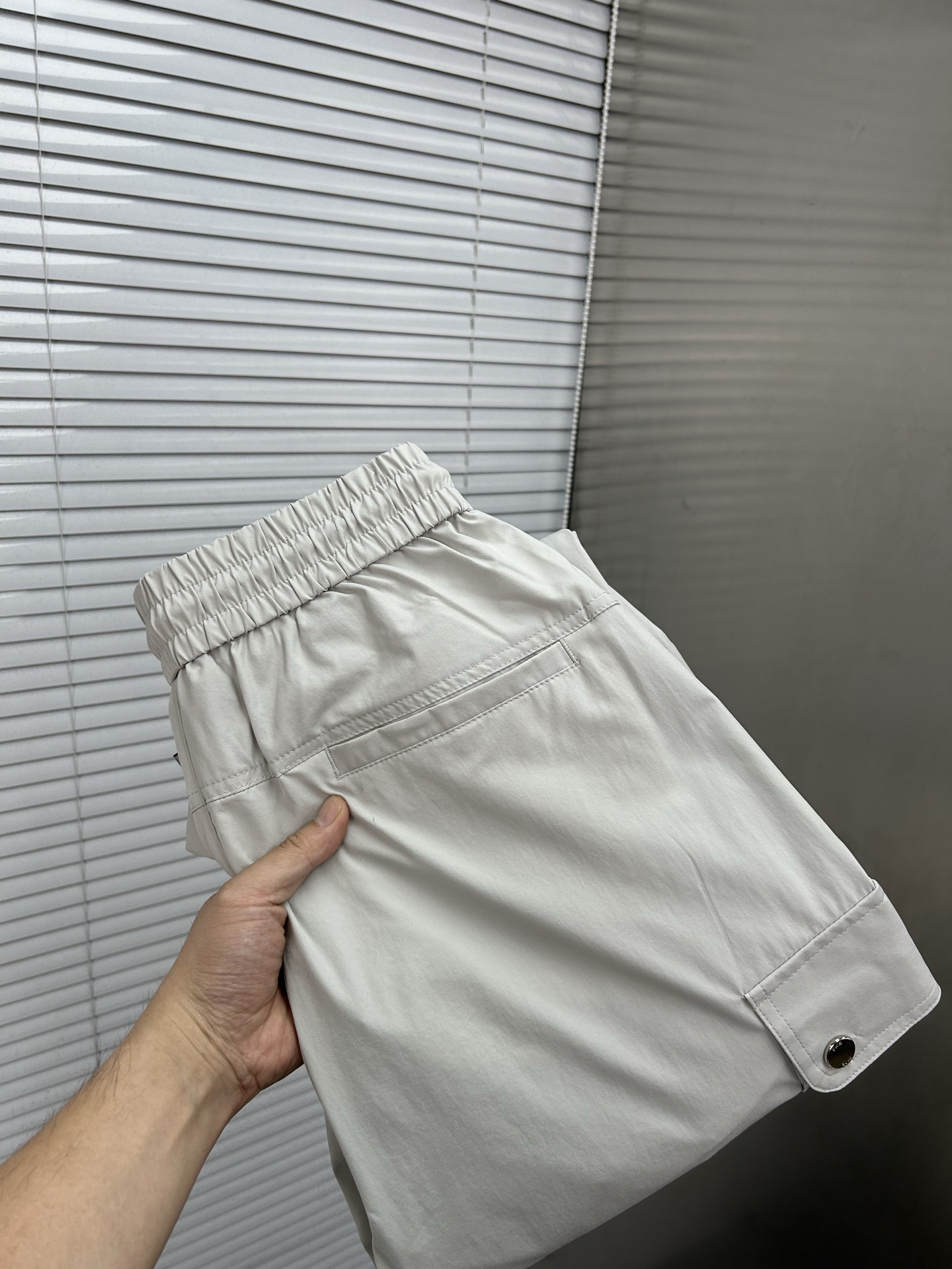 NO:847006,DIOR Dior 26ss summer new men's casual workwear casual trousers, American retro [three standards complete] advanced customized summer-specific technical breathable fabric, high breathability and comfort, impeccable details, customized development of accessories, what you see is what you get, reflecting high quality. It feels delicate and soft!  Three-dimensional cutting, simple and fashionable, and the upper body shape is awesome!  Size M-3XL (shipped next day),,dior,dior,19860909DIOR迪奥 26ss夏季新款男士休闲工装休闲裤长裤 美式复古【三标齐全】高级定制夏季专用科技透气面料 透气舒适度高,细节无可挑剔,辅料定制开发,所见即所得,体现高品质.手感细腻柔软！立体裁剪,简单时尚,上身版型超赞！码数M-3XL（隔天出货）,,dior,dior,,Men's clothing