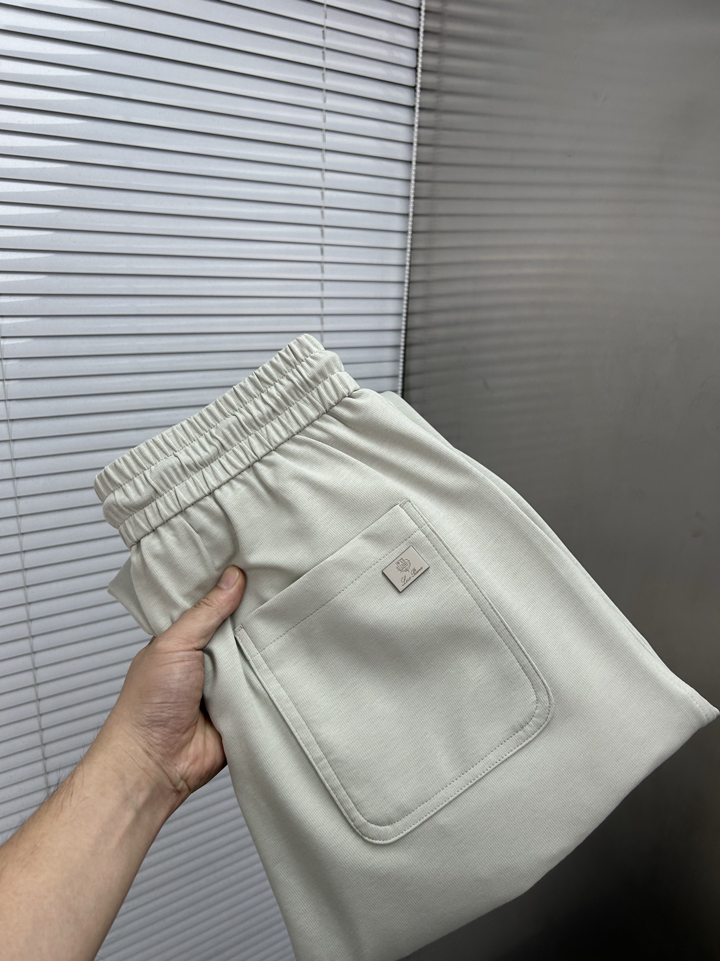 NO:847007,LP Nuo You Pian Ya 26ss summer new men's casual workwear casual trousers, American retro [three standards complete] advanced customized summer special technical breathable fabric, high breathability and comfort, impeccable details, customized development of accessories, what you see is what you get, reflecting high quality. It feels delicate and soft!  Three-dimensional cutting, simple and fashionable, and the upper body shape is awesome!  Size M-3XL (shipped next day), loro piana,19860909LP诺悠翩雅 26ss夏季新款男士休闲工装休闲裤长裤 美式复古【三标齐全】高级定制夏季专用科技透气面料 透气舒适度高,细节无可挑剔,辅料定制开发,所见即所得,体现高品质.手感细腻柔软！立体裁剪,简单时尚,上身版型超赞！码数M-3XL（隔天出货）,,loro piana,,Men's clothing