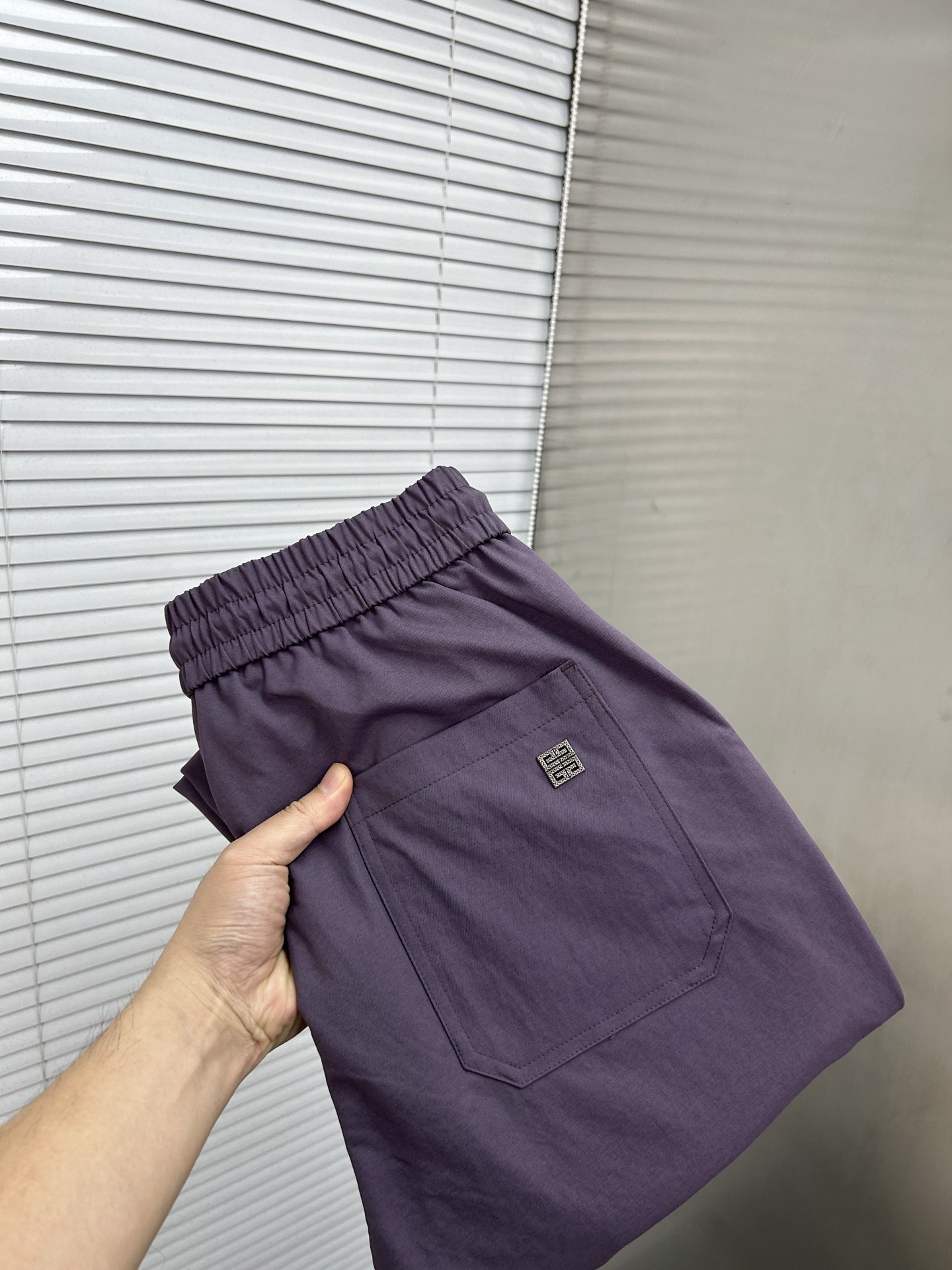 NO:847000,GIVENCHY Givenchy 26ss new summer men's casual workwear casual trousers, American retro [three standards complete] advanced custom summer-specific technical breathable fabric, high breathability and comfort, impeccable details, customized development of accessories, what you see is what you get, reflecting high quality. It feels delicate and soft!  Three-dimensional cutting, simple and fashionable, and the upper body shape is awesome!  Size M-4XL (shipped next day),,givenchy,givenchy,19860909GIVENCHY纪梵希 26ss夏季新款男士休闲工装休闲裤长裤 美式复古【三标齐全】高级定制夏季专用科技透气面料 透气舒适度高,细节无可挑剔,辅料定制开发,所见即所得,体现高品质.手感细腻柔软！立体裁剪,简单时尚,上身版型超赞！码数M-4XL（隔天出货）,,givenchy,givenchy,,Men's clothing