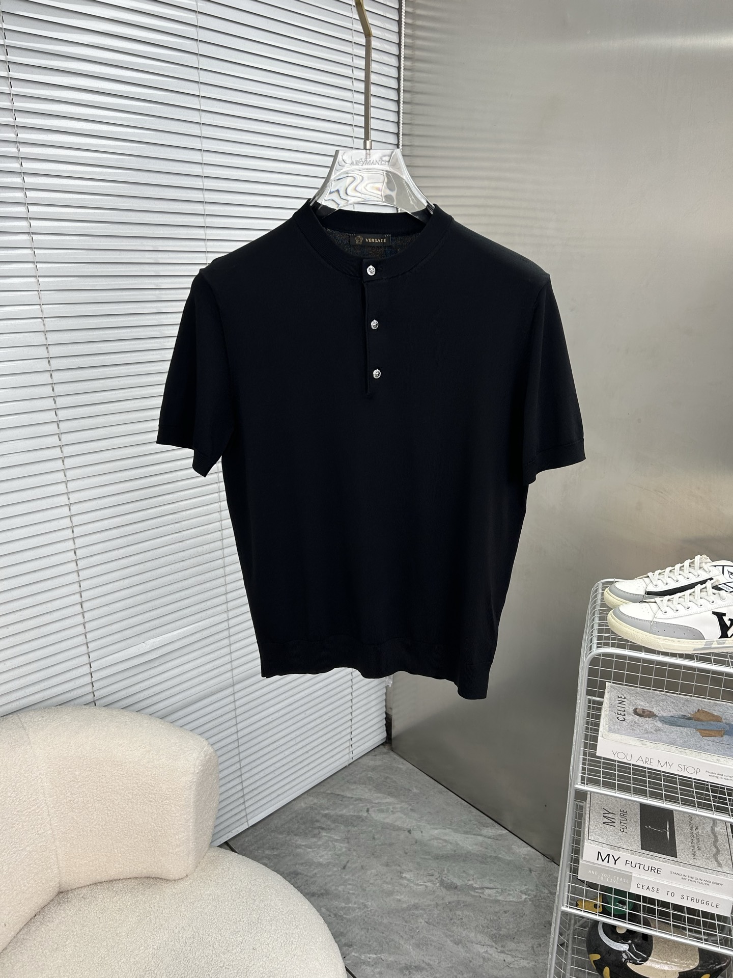 NO:915420,VERSACE Versace 2026 spring and summer round neck sweater, true [old money style] selected highly breathable Tencel fabric, comfortable and not stuffy to wear in summer, crisp and stylish, small logo and heavy craftsmanship, simple and not simple, high-end Tencel wool sweater short-sleeved, solid color and simple, fashionable yet luxurious, quality is unquestionable, the upper body effect is great, size M-4XL, shipped next day,,versace,versace,T-shirt,19860909VERSACE范思哲 2026春夏款圆领针织衫,真正【老钱风】甄选高度透气天丝面料,夏季穿着舒服不闷热,版型挺括有型,小logo重工艺搭配简约不简单,高端级天丝羊毛衫短袖 纯色简约 时尚不失奢华 品质毋庸置疑 上身效果超赞,尺码M-4XL,隔天出货,,versace,versace,T-shirt,,Men's clothing