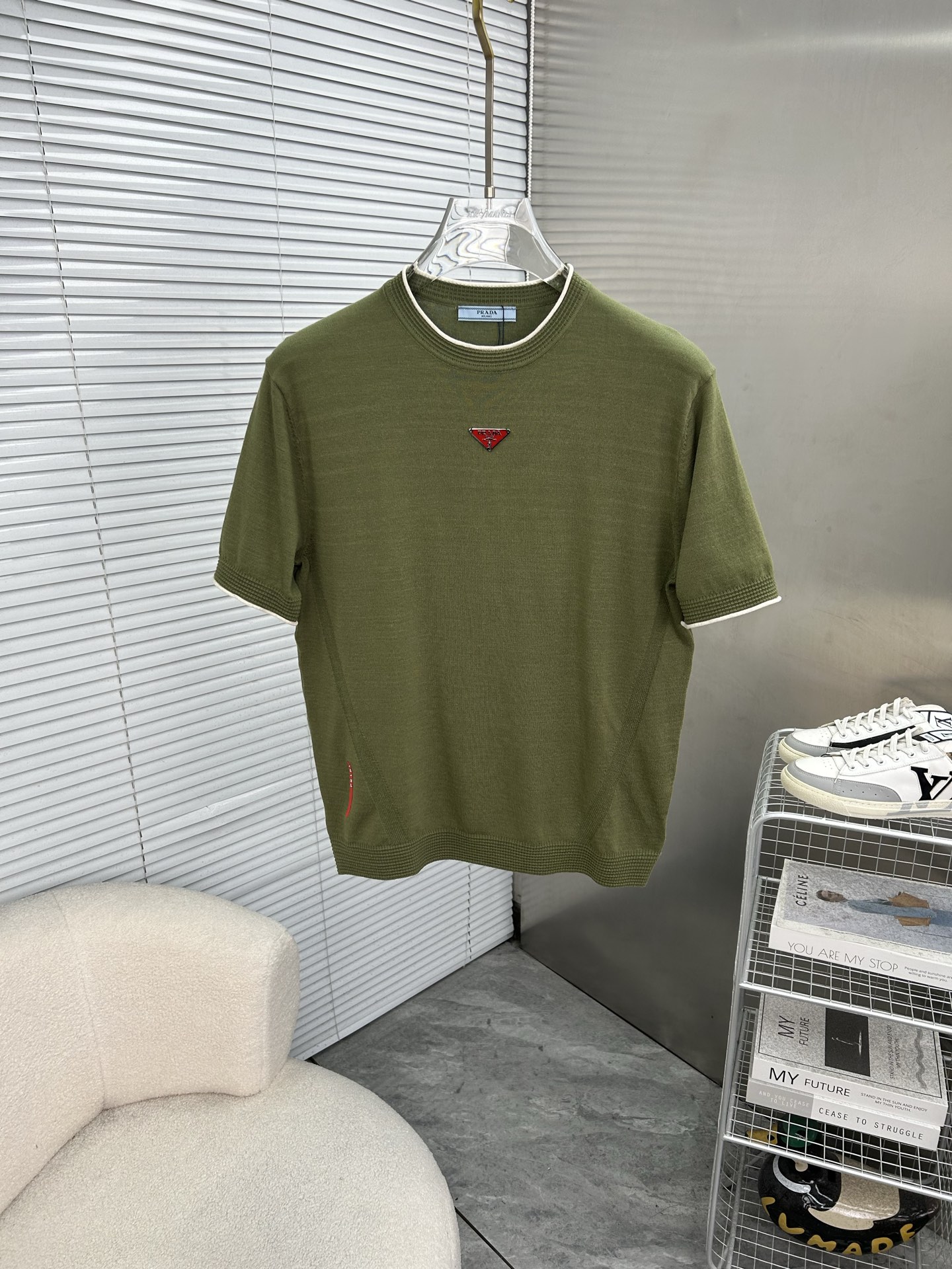 NO:915417,PRADA 2026 spring and summer round neck sweater, true [old money style], selected highly breathable Tencel fabric, comfortable and not stuffy to wear in summer, crisp and stylish, small logo and heavy craftsmanship, simple and not simple, high-end Tencel sweater short-sleeved, pure color and simple, fashionable yet luxurious, quality is unquestionable, the upper body effect is great, size M-4XL, shipped next day, prada, prada, T-shirt,19860909PRADA普拉达 2026春夏款圆领针织衫,真正【老钱风】甄选高度透气天丝面料,夏季穿着舒服不闷热,版型挺括有型,小logo重工艺搭配简约不简单,高端级天丝羊毛衫短袖 纯色简约 时尚不失奢华 品质毋庸置疑 上身效果超赞,尺码M-4XL,隔天出货,,prada,prada,T-shirt,,Men's clothing