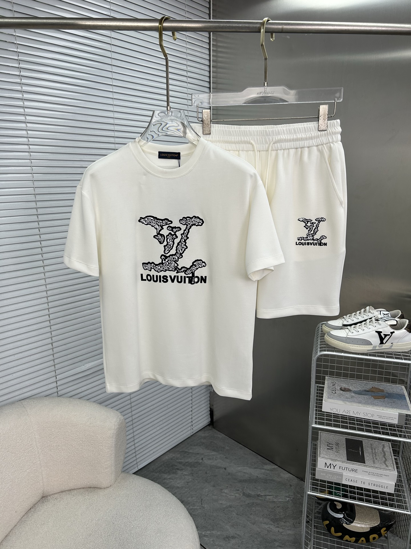 NO:837357,LV Louis Vuitton's new men's round neck short-sleeved shorts suit series!  Full of high-end feel!  The details are exquisite and high-end, and the air layer fabric is three-dimensional and exquisite. The fabric is stiff, anti-wrinkle and wear-resistant, moisture-absorbent, quick-drying and breathable, neat and stylish. Size M-3XL,, louis vuitton, louis vuitton, shorts, T-shirt,19860909LV路易威登 新款男士圆领短袖短裤套装系列！高级感满满！细节精致高档,空气层面料 立体精致细腻.面料挺括抗皱耐磨,吸湿速干透气,利落有型. 码数M-3XL,,louis vuitton,louis vuitton,shorts,T-shirt,,Men's clothing