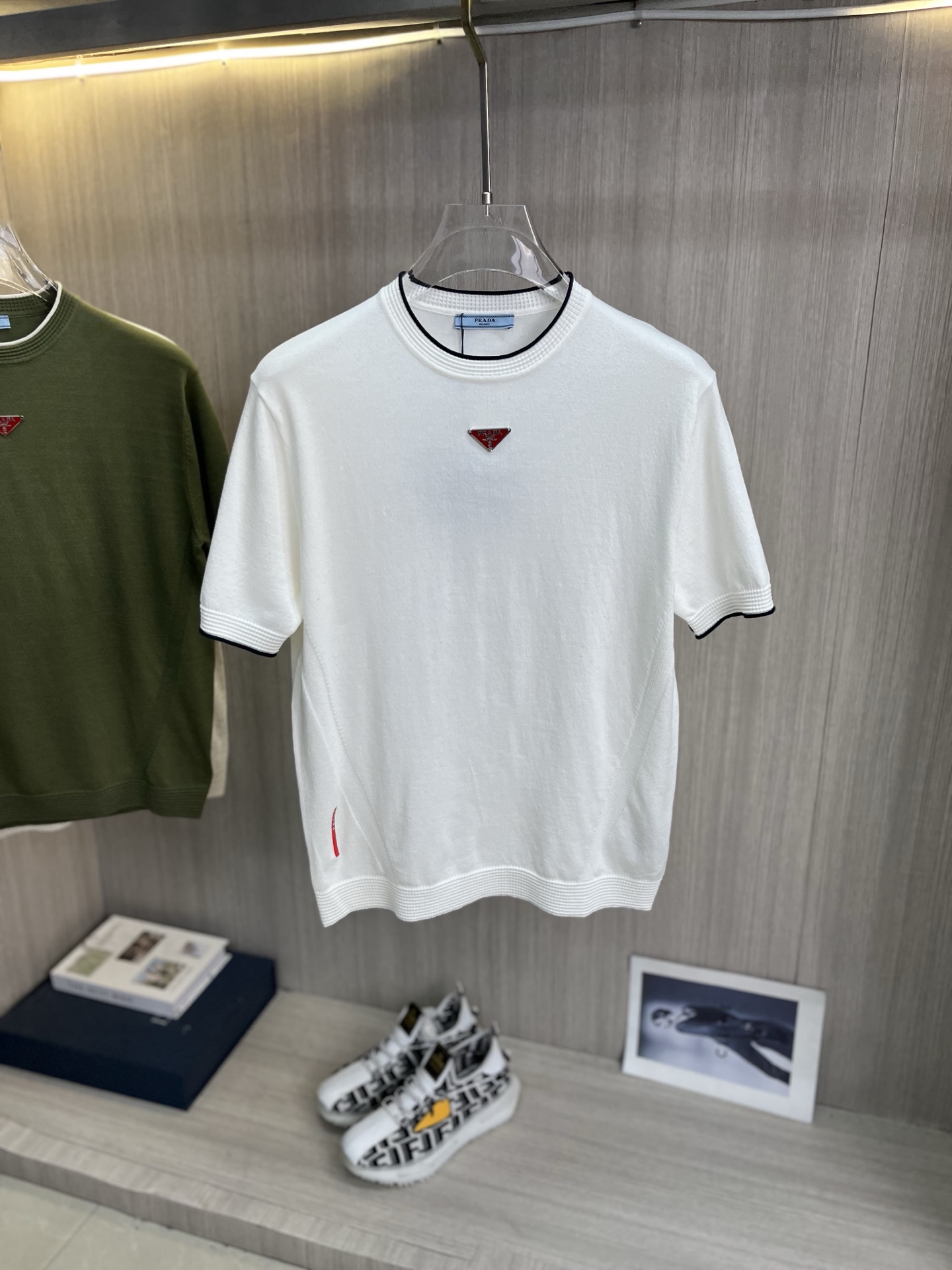 NO:839067,PRADA 2026 spring and summer round neck sweater, true [old money style], selected highly breathable Tencel fabric, comfortable and not stuffy to wear in summer, crisp and stylish, small logo and heavy craftsmanship, simple and not simple, high-end Tencel sweater short-sleeved, pure color and simple, fashionable yet luxurious, quality is unquestionable, the upper body effect is great, size M-4XL, shipped next day, prada, prada, T-shirt,19860909PRADA普拉达 2026春夏款圆领针织衫,真正【老钱风】甄选高度透气天丝面料,夏季穿着舒服不闷热,版型挺括有型,小logo重工艺搭配简约不简单,高端级天丝羊毛衫短袖 纯色简约 时尚不失奢华 品质毋庸置疑 上身效果超赞,尺码M-4XL,隔天出货,,prada,prada,T-shirt,,Men's clothing