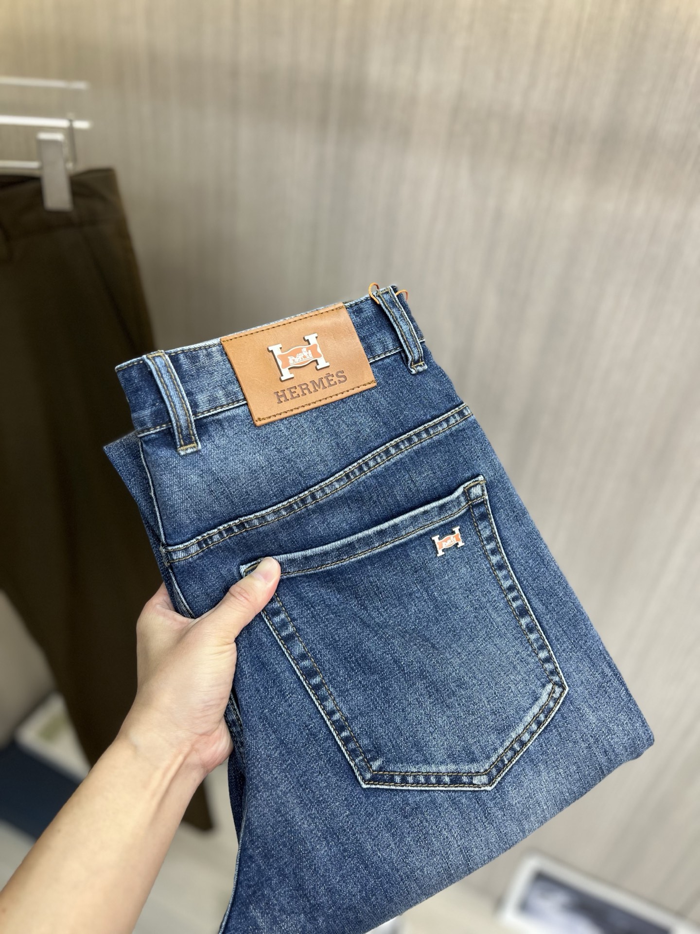NO:839040,HERMES Hermès high-end small expensive jeans 2026ss new men's jeans trousers small straight micro-elastic slim fit, perfect details, high-quality hardware and accessories, fine workmanship, complete three standards, code number 30-40,, hermes, hermes, jeans,19860909HERMES爱马仕 高端小贵牛仔裤 2026ss新款男士牛仔裤长裤 小直筒 微弹力显瘦修身,细节完美,五金辅料精选高等品质,做功精细,三标齐全 码数30-40,,hermes,hermes,jeans,,Men's clothing