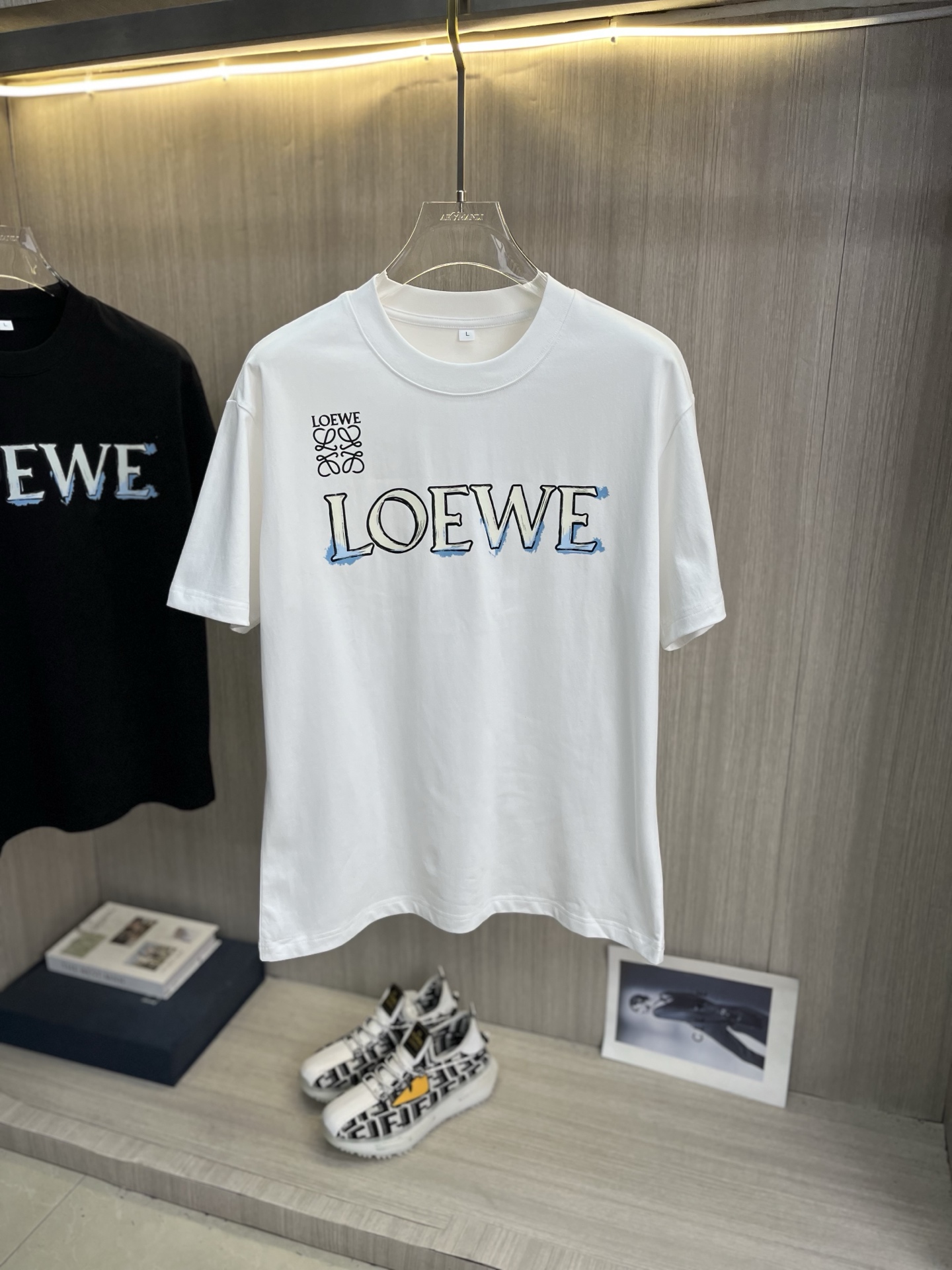 NO:936539,LOEWE Luo Yiwei 2026ss spring and summer high-quality pure cotton short-sleeved T-shirt, top original order quality, the latest process requirements, top orders require sewing work, super easy to match, top customization, with the whole details, the quality and tailoring design are first-class, customized imported pure cotton fabric!  Full of style, the color is light and versatile. M-4XL, please state your height and weight when placing an order, loewe, loewe, T-shirt, tees, t-shirt,19860909LOEWE罗意威 2026ss春夏高品质纯棉短袖T恤,顶级原单品质,当下最新工艺要求,顶级订单要求车线做工,超级好搭配,顶级定制,搭配整件细节 ,品质及剪裁设计都堪称一流,定制进口纯棉面料！型格十足,配色轻熟百搭.M-4XL,下单报身高体重,,loewe,loewe,T-shirt,tees，t-shirt,,Men's clothing