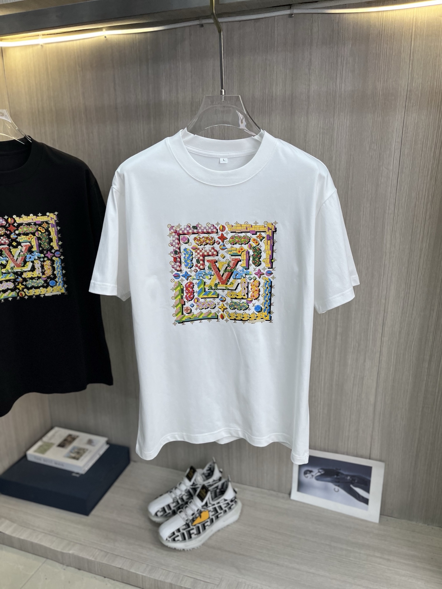 NO:936541,LV Louis Vuitton 2026ss spring and summer high-quality pure cotton short-sleeved T-shirt, top original order quality, the latest technology requirements, top orders require sewing work, super easy to match, top customization, matching the whole piece details, quality and tailoring design are first-class, customized imported pure cotton fabric!  Full of style, the color is light and versatile. M-4XL, please state your height and weight when placing an order, louis vuitton, louis vuitton, T-shirt, tees, t-shirt,19860909LV路易威登 2026ss春夏高品质纯棉短袖T恤,顶级原单品质,当下最新工艺要求,顶级订单要求车线做工,超级好搭配,顶级定制,搭配整件细节 ,品质及剪裁设计都堪称一流,定制进口纯棉面料！型格十足,配色轻熟百搭.M-4XL,下单报身高体重,,louis vuitton,louis vuitton,T-shirt,tees，t-shirt,,Men's clothing