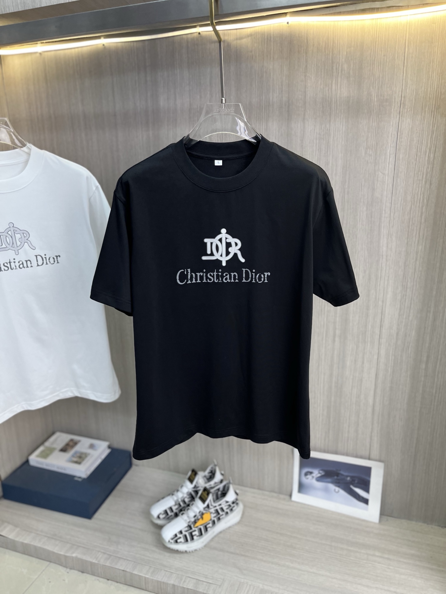 NO:936543,DIOR Dior 2026ss spring and summer high-quality pure cotton short-sleeved T-shirt, top original order quality, the latest technology requirements, top orders require sewing work, super easy to match, top customization, with the whole details, the quality and tailoring design are first-class, customized imported pure cotton fabric!  Full of style, the color is light and versatile. M-4XL, please state your height and weight when placing an order, dior, dior, T-shirt, tees, t-shirt,19860909DIOR迪奥 2026ss春夏高品质纯棉短袖T恤,顶级原单品质,当下最新工艺要求,顶级订单要求车线做工,超级好搭配,顶级定制,搭配整件细节 ,品质及剪裁设计都堪称一流,定制进口纯棉面料！型格十足,配色轻熟百搭.M-4XL,下单报身高体重,,dior,dior,T-shirt,tees，t-shirt,,Men's clothing