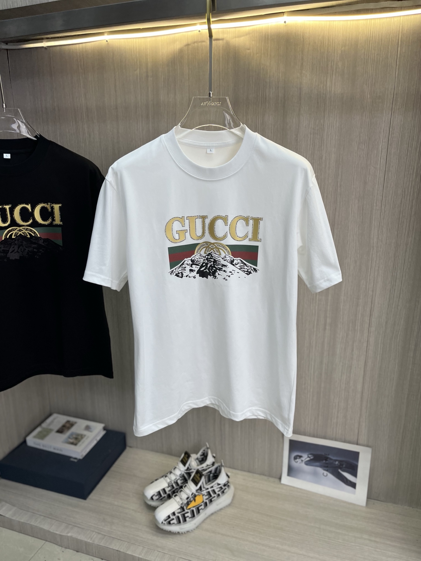 NO:936545,GUCCI Gucci 2026ss spring and summer high-quality pure cotton short-sleeved T-shirt, top original order quality, the latest process requirements, top orders require sewing work, super easy to match, top customization, with the whole details, the quality and tailoring design are first-class, customized imported pure cotton fabric!  Full of style, the color is light and versatile. M-4XL, please state your height and weight when placing an order, gucci, T-shirt, tees, t-shirt,19860909GUCCI古奇 2026ss春夏高品质纯棉短袖T恤,顶级原单品质,当下最新工艺要求,顶级订单要求车线做工,超级好搭配,顶级定制,搭配整件细节 ,品质及剪裁设计都堪称一流,定制进口纯棉面料！型格十足,配色轻熟百搭.M-4XL,下单报身高体重,,gucci,T-shirt,tees，t-shirt,,Men's clothing