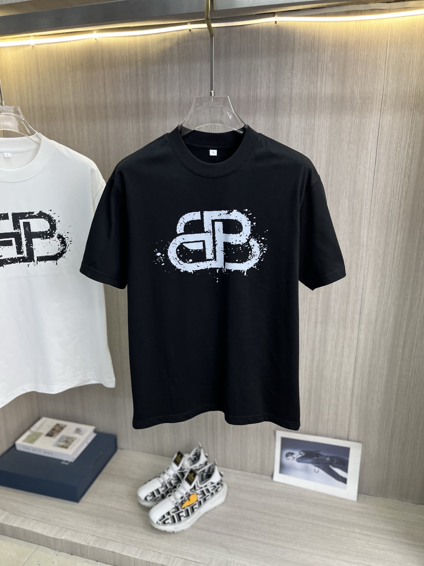 NO:936552,BALENCIAGA 2026ss spring and summer high-quality pure cotton short-sleeved T-shirt, top original order quality, the latest process requirements, top orders require sewing work, super easy to match, top customization, matching the whole piece details, the quality and tailoring design are first-class, customized imported pure cotton fabric!  Full of style, the color is light and versatile. M-4XL, please state your height and weight when placing an order, balenciaga, balenciaga, T-shirt, tees, t-shirt,19860909BALENCIAGA巴黎世家 2026ss春夏高品质纯棉短袖T恤,顶级原单品质,当下最新工艺要求,顶级订单要求车线做工,超级好搭配,顶级定制,搭配整件细节 ,品质及剪裁设计都堪称一流,定制进口纯棉面料！型格十足,配色轻熟百搭.M-4XL,下单报身高体重,,balenciaga,balenciaga,T-shirt,tees，t-shirt,,Men's clothing