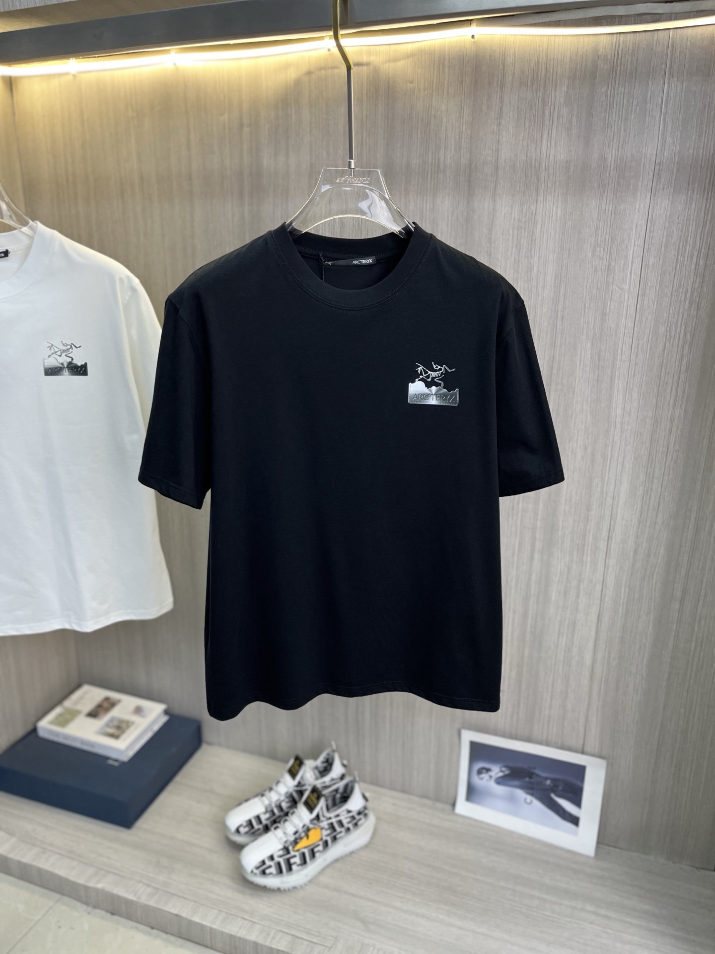 NO:837379,ARCTERYX 2026ss spring and summer latest short-sleeved T-shirt is now available!  !  2026 new T-shirt, high version special fabric, high weight (260g) pure cotton fabric, comfortable yet wide upper body, embroidery technology, digital printing, flocking technology, same style for men and women, loose fit, fine workmanship, comfortable upper body, super handsome upper body, same style for men and women, M-3XL (slightly wider version), arc'teryx, T-shirt, tees, t-shirt,19860909ARCTERYX始祖鸟 2026ss春夏最新款短袖T恤出货啦！！ 2026新款T恤 高版本专用面料 高克重（260g）纯棉面料 上身舒适不失挺阔 刺绣工艺、数字印花、植绒工艺,男女同款 宽松版型 做工走线精细 面料上身舒适 超帅上身 男女同款M-3XL（版型微阔）,arc'teryx,T-shirt,tees，t-shirt,,Men's clothing