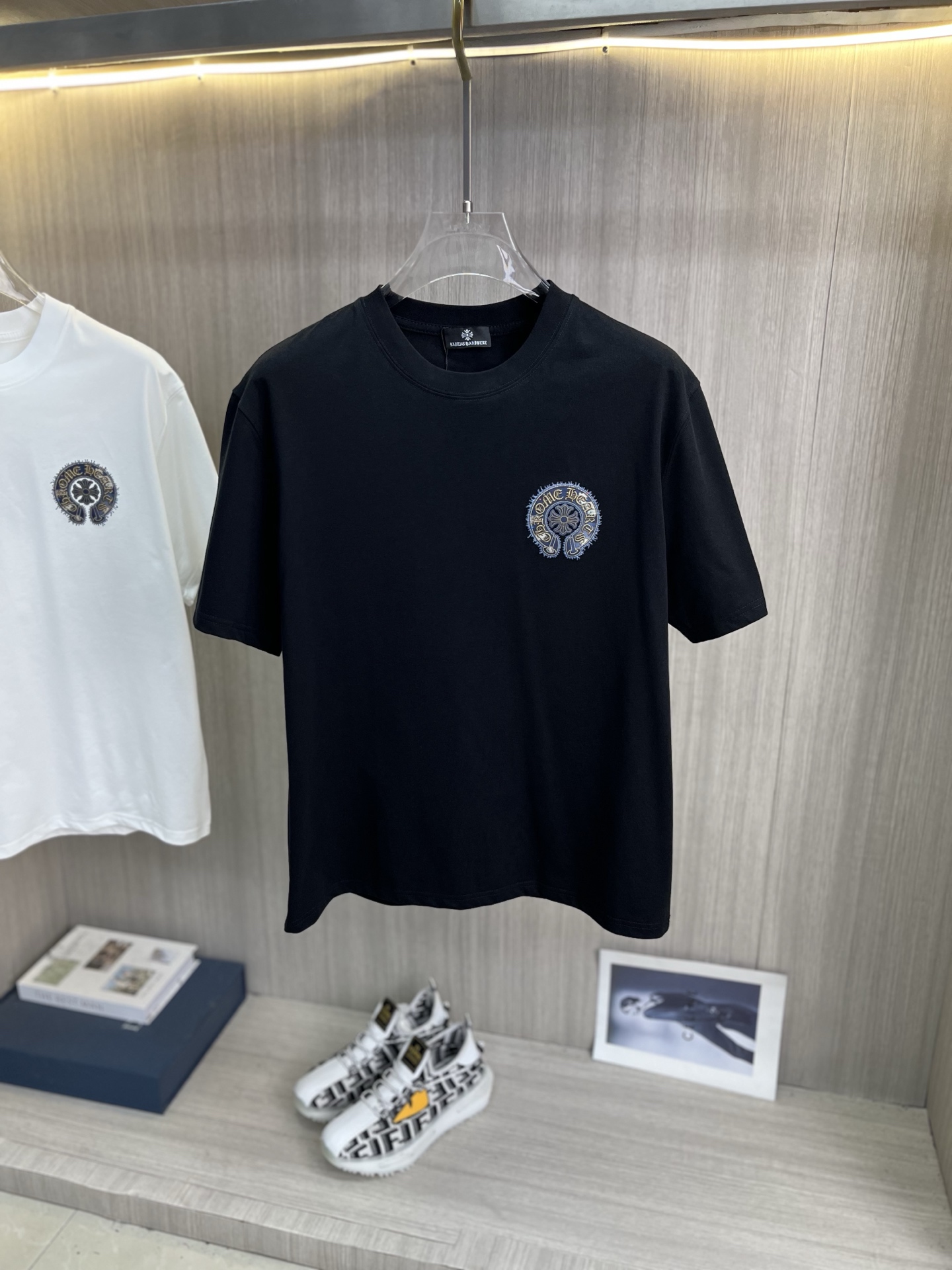 NO:837383,CH Crow Heart's latest 2026ss spring and summer short-sleeved T-shirt is now available!  !  2026 new T-shirt, high version special fabric, high weight (260g) pure cotton fabric, comfortable yet wide upper body, embroidery process, digital printing, flocking process, same style for men and women, loose fit, fine workmanship, comfortable upper body, super handsome upper body, same style for men and women, M-3XL (slightly wider version),, chrome hearts, T-shirt, tees, t-shirt,19860909CH克罗心 2026ss春夏最新款短袖T恤出货啦！！ 2026新款T恤 高版本专用面料 高克重（260g）纯棉面料 上身舒适不失挺阔 刺绣工艺、数字印花、植绒工艺,男女同款 宽松版型 做工走线精细 面料上身舒适 超帅上身 男女同款M-3XL（版型微阔）,,chrome hearts,T-shirt,tees，t-shirt,,Men's clothing