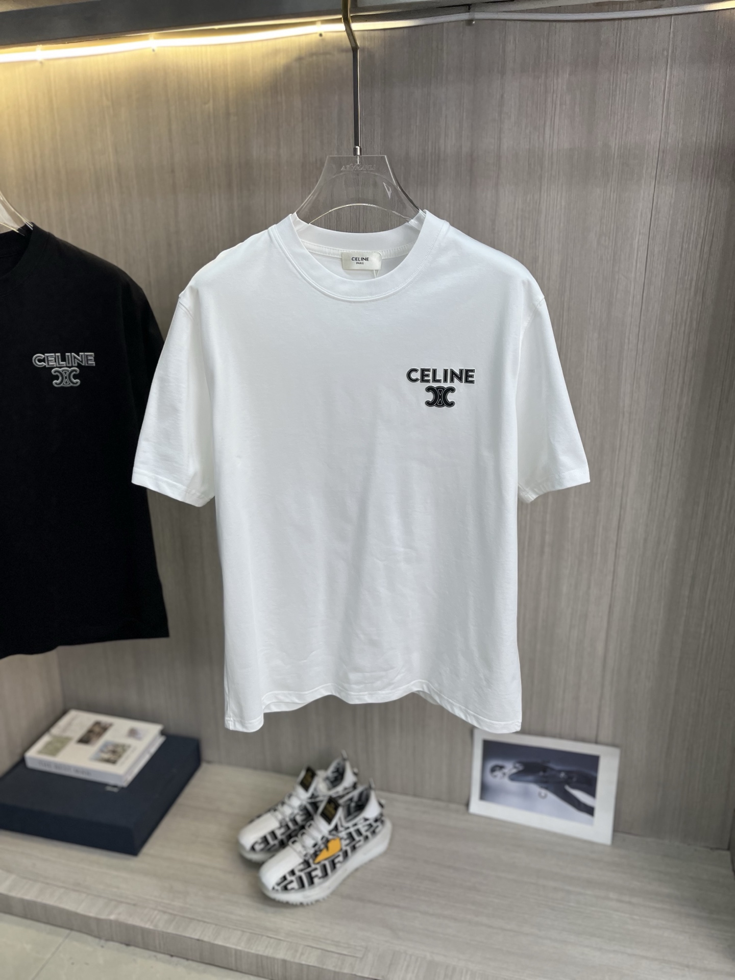 NO:837387,CELINE's latest 2026ss spring and summer short-sleeved T-shirt is now available!  !  2026 new T-shirt, high version special fabric, high weight (260g) pure cotton fabric, comfortable yet wide upper body, embroidery technology, digital printing, flocking technology, same style for men and women, loose version, fine workmanship, comfortable upper body, super handsome upper body, same style for men and women, M-3XL (slightly wider version),,celine,celine,T-shirt,tees,t-shirt,19860909CELINE赛琳 2026ss春夏最新款短袖T恤出货啦！！ 2026新款T恤 高版本专用面料 高克重（260g）纯棉面料 上身舒适不失挺阔 刺绣工艺、数字印花、植绒工艺,男女同款 宽松版型 做工走线精细 面料上身舒适 超帅上身 男女同款M-3XL（版型微阔）,,celine,celine,T-shirt,tees，t-shirt,,Men's clothing