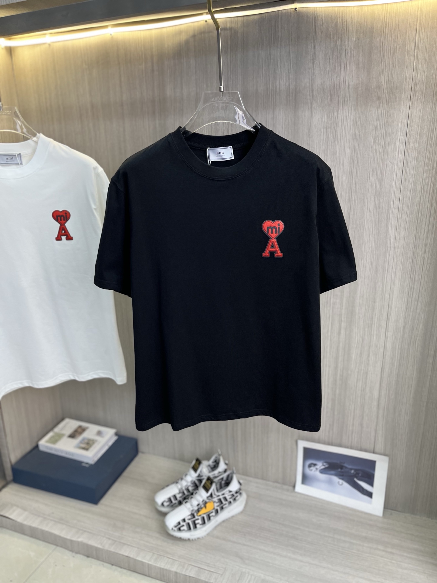 NO:837393,Ami's latest 2026ss spring and summer short-sleeved T-shirts are now available!  !  2026 new T-shirt, high version special fabric, high weight (260g) pure cotton fabric, comfortable yet wide upper body, embroidery technology, digital printing, flocking technology, same style for men and women, loose version, fine workmanship, comfortable upper body, super handsome upper body, same style for men and women, M-3XL (slightly wider version),, T-shirt, tees, t-shirt,19860909Ami 2026ss春夏最新款短袖T恤出货啦！！ 2026新款T恤 高版本专用面料 高克重（260g）纯棉面料 上身舒适不失挺阔 刺绣工艺、数字印花、植绒工艺,男女同款 宽松版型 做工走线精细 面料上身舒适 超帅上身 男女同款M-3XL（版型微阔）,,T-shirt,tees，t-shirt,,Men's clothing