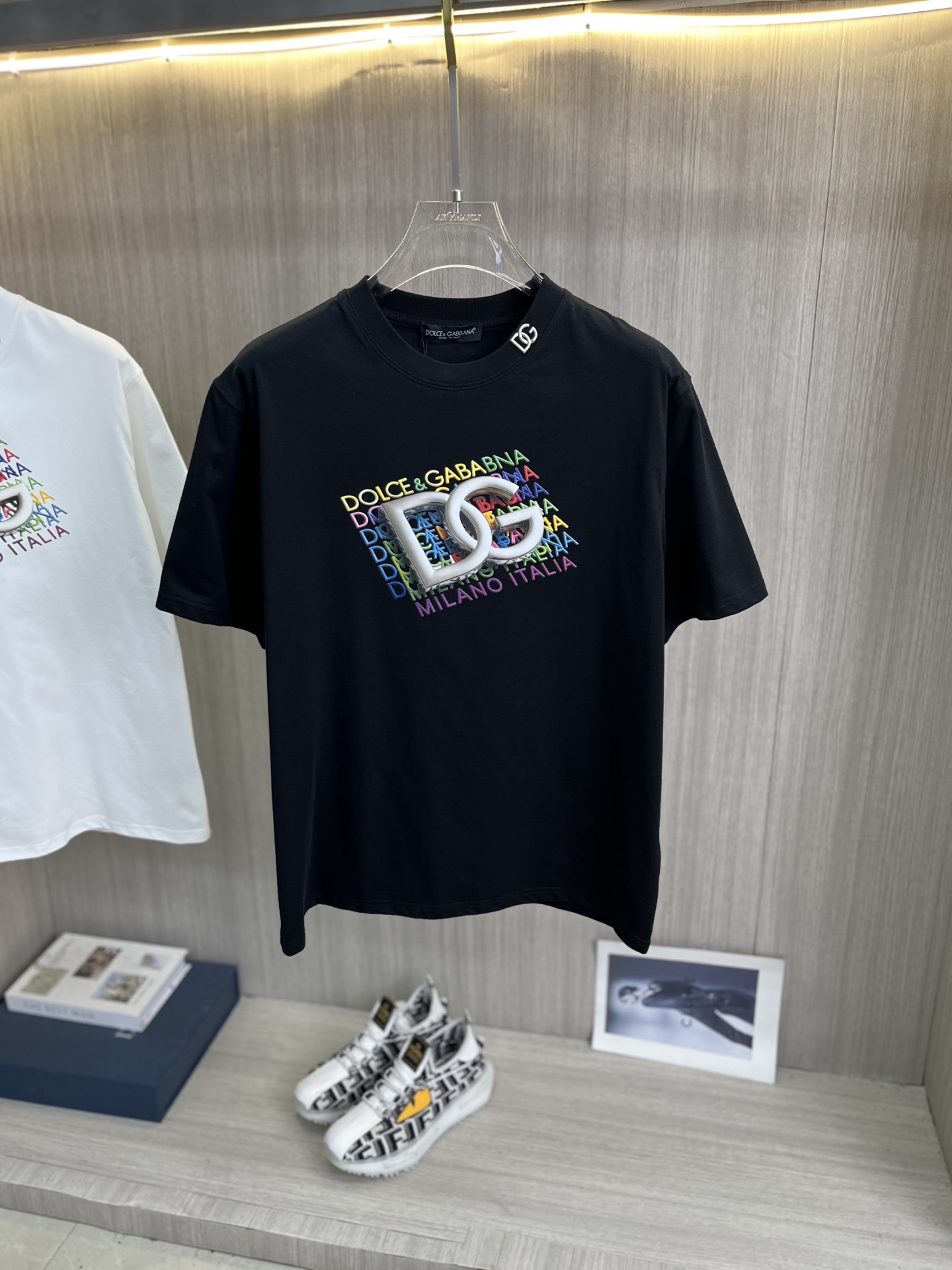 NO:837400,DG Dolce & Gabbana's latest 2026ss spring and summer short-sleeved T-shirt is now available!  !  2026 new T-shirt, high-version special fabric, high weight (260g) pure cotton fabric, comfortable yet wide upper body, embroidery technology, digital printing, flocking technology, same style for men and women, loose fit, fine workmanship, comfortable upper body, super handsome upper body, same style for men and women, M-3XL (slightly wider version),, Dolce&Gabbana, T-shirt, tees, t-shirt,19860909DG杜嘉班纳 2026ss春夏最新款短袖T恤出货啦！！ 2026新款T恤 高版本专用面料 高克重（260g）纯棉面料 上身舒适不失挺阔 刺绣工艺、数字印花、植绒工艺,男女同款 宽松版型 做工走线精细 面料上身舒适 超帅上身 男女同款M-3XL（版型微阔）,,Dolce&Gabbana,T-shirt,tees，t-shirt,,Men's clothing